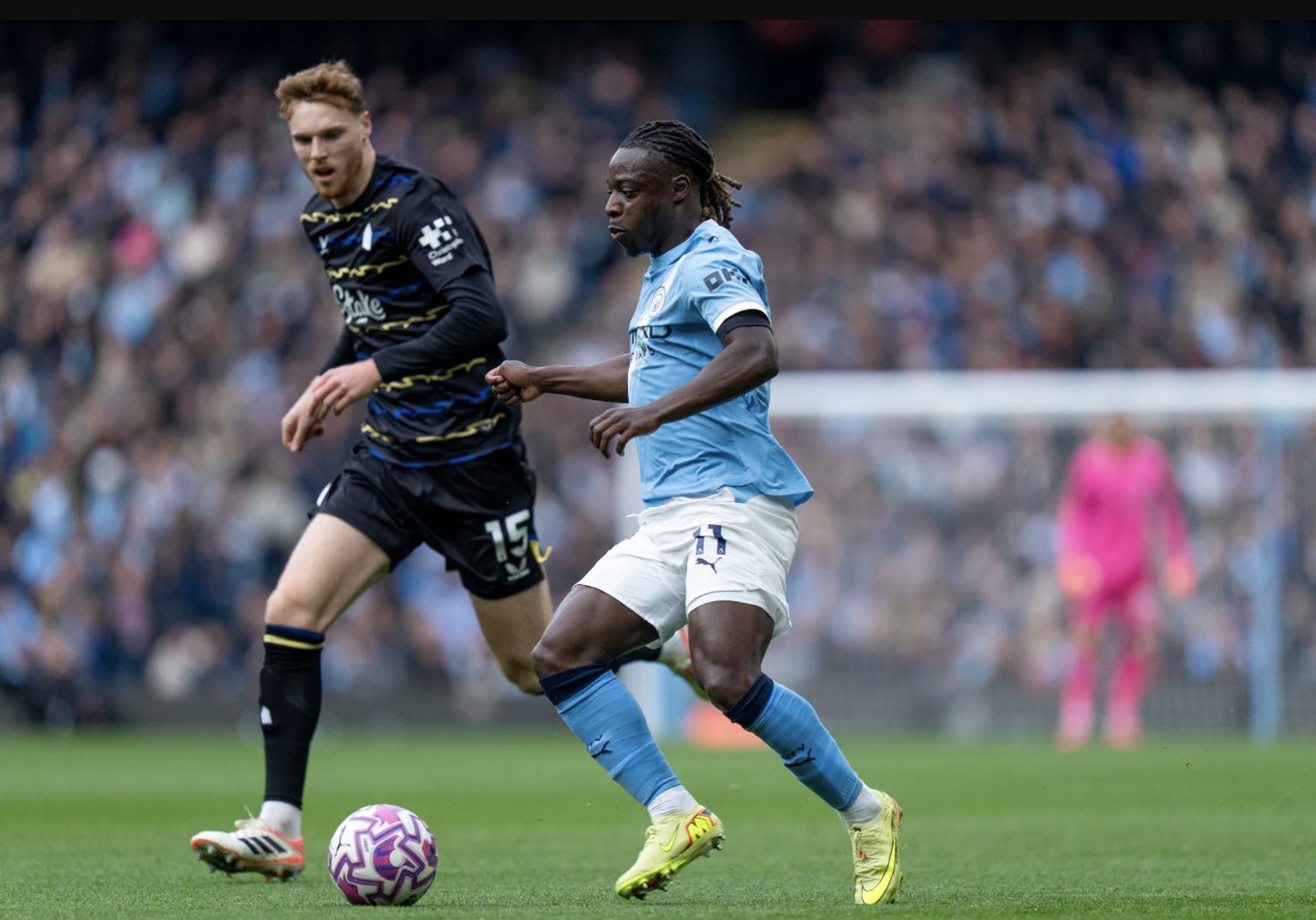 Haaland lập c&uacute; đ&uacute;p, Man City nhẹ nh&agrave;ng l&ecirc;n đầu bảng Premier League - Ảnh 1.