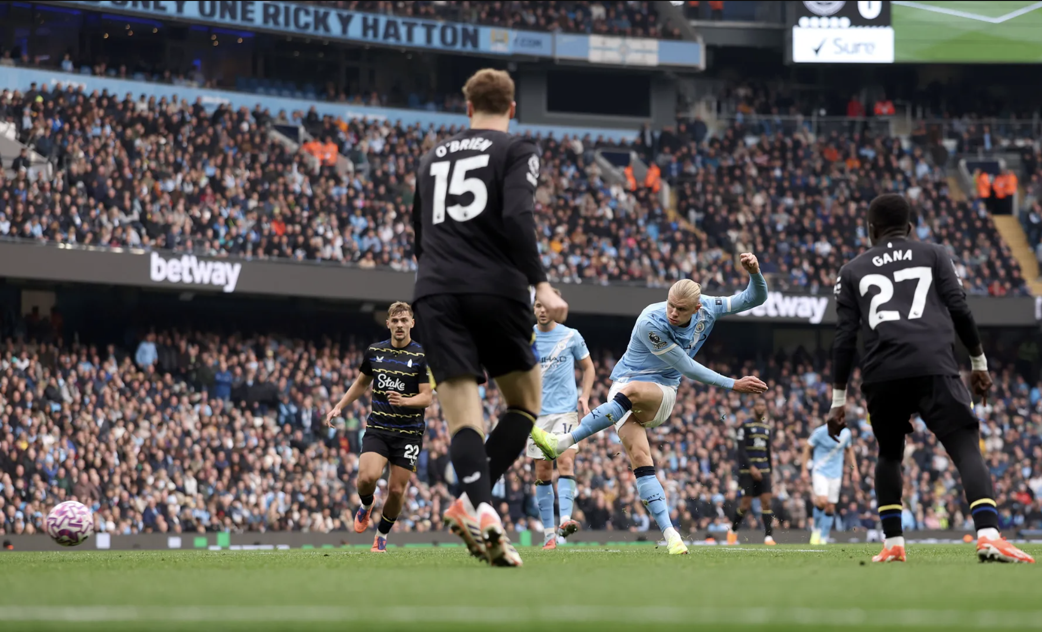 Haaland lập c&uacute; đ&uacute;p, Man City nhẹ nh&agrave;ng l&ecirc;n đầu bảng Premier League - Ảnh 3.