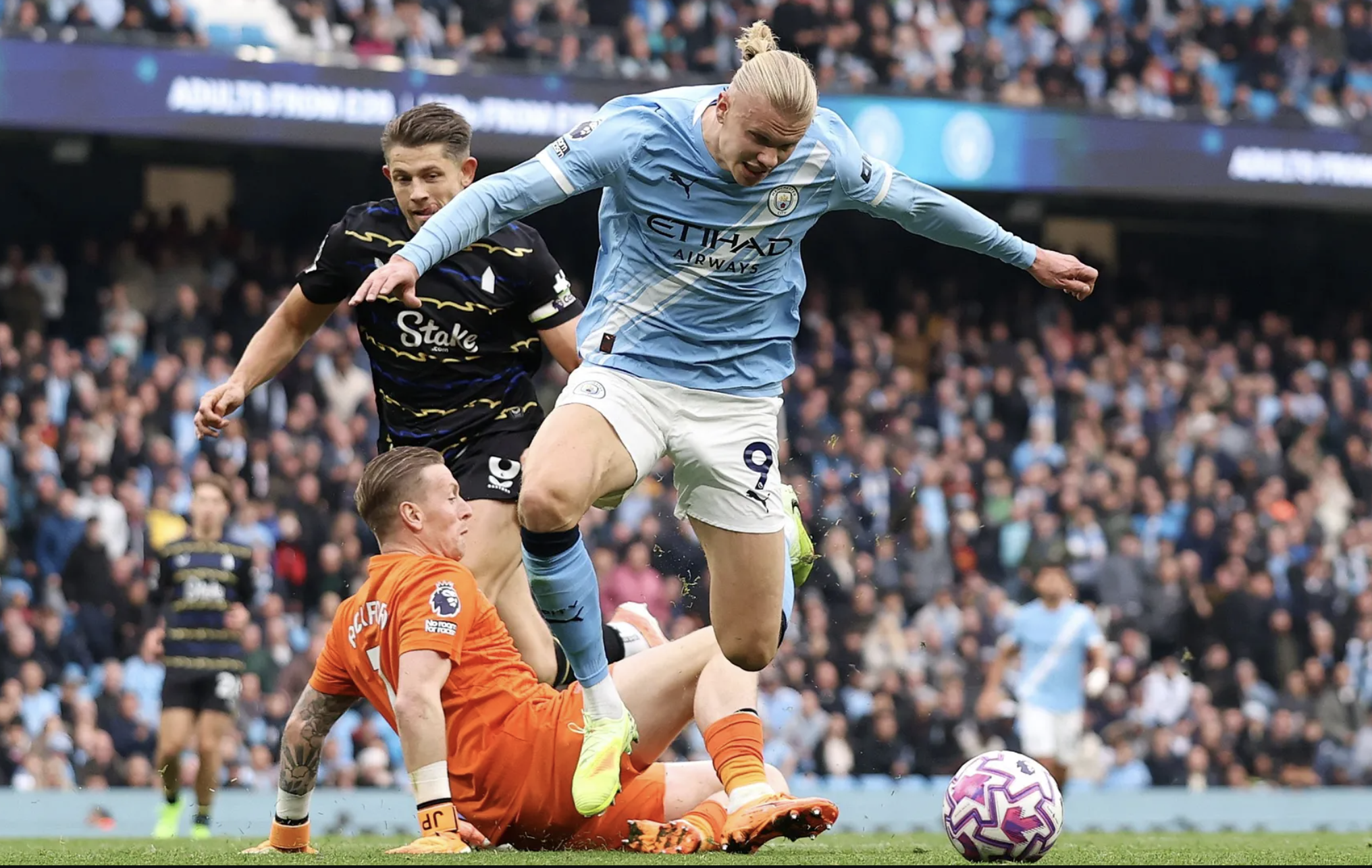 Haaland lập c&uacute; đ&uacute;p, Man City nhẹ nh&agrave;ng l&ecirc;n đầu bảng Premier League - Ảnh 4.