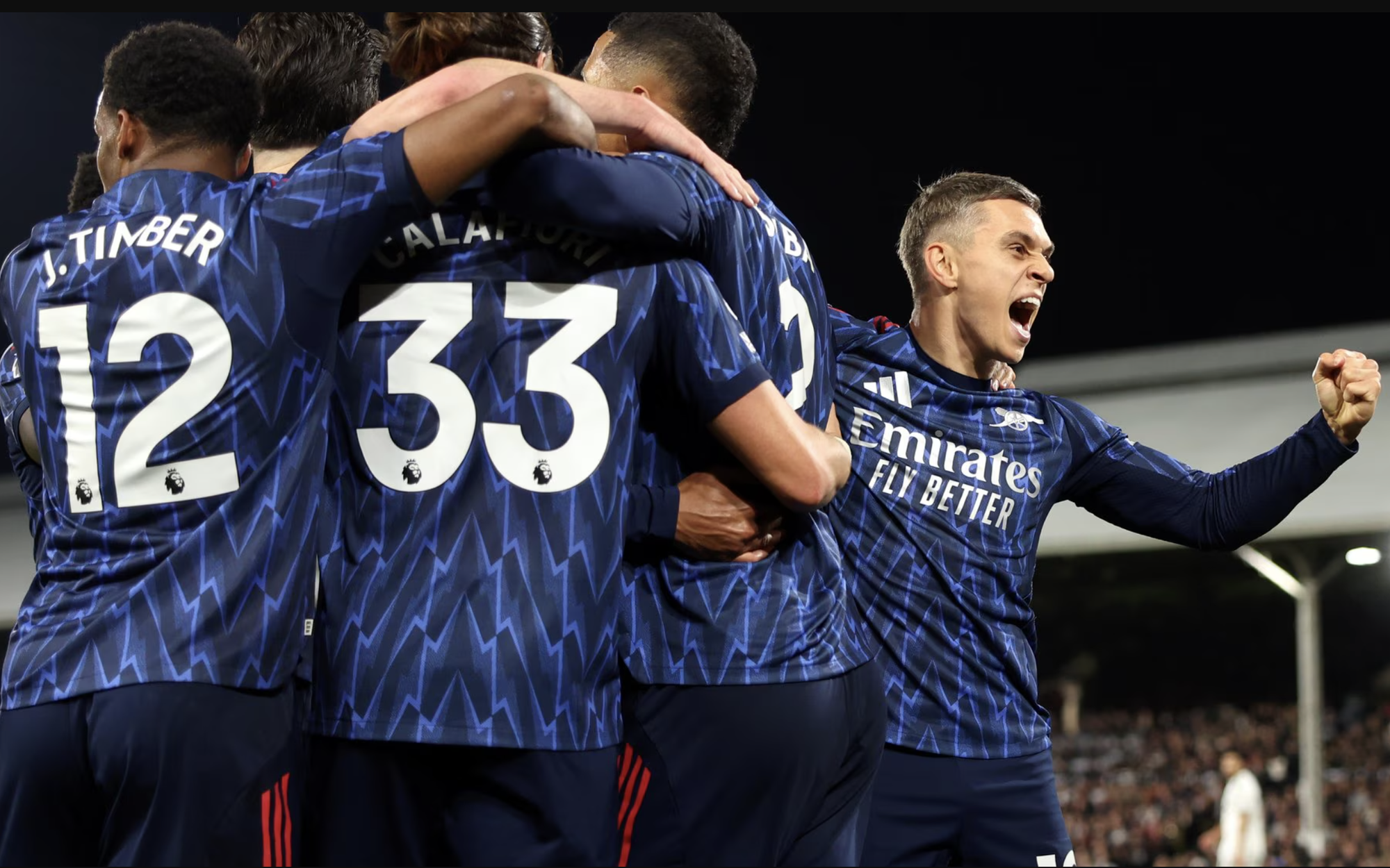 Arsenal giành 3 điểm nhờ bài phạt góc, trở lại ngôi đầu nước Anh