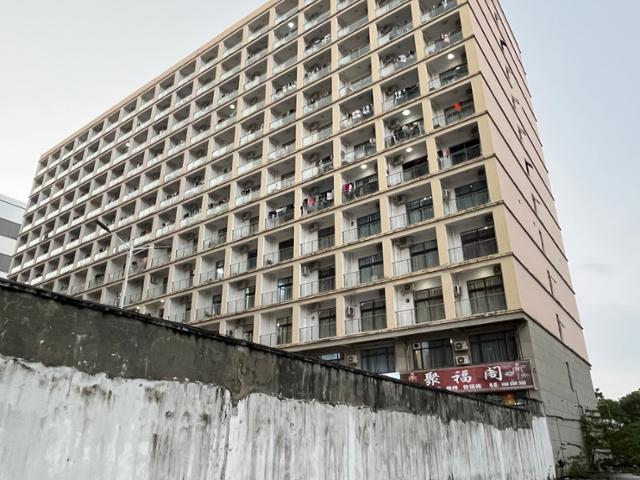 Khu lừa đảo lớn nhất Campuchia l&agrave; "nh&agrave; t&ugrave; khổng lồ" - Ảnh 3.