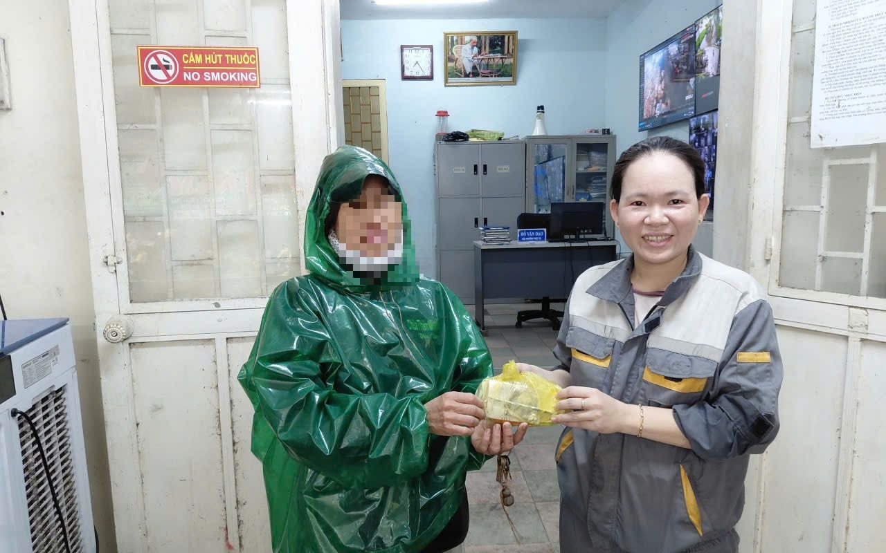 Tiểu thương, nhân viên chợ Đông Ba liên tục nhặt được tiền, trả lại người đánh rơi