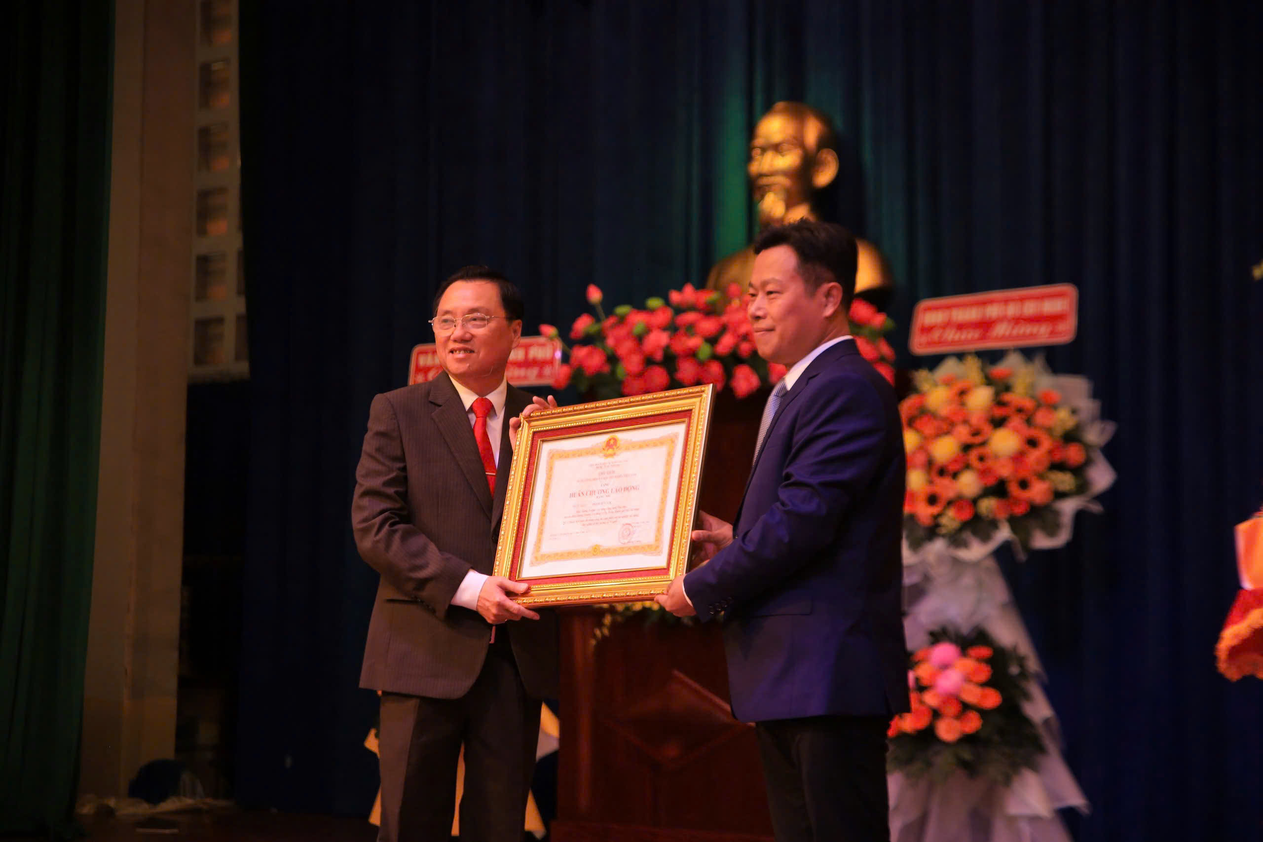 Hiệu trưởng Trường CĐ C&ocirc;ng nghệ Thủ Đức nhận Hu&acirc;n chương Lao động hạng Nh&igrave;  - Ảnh 1.