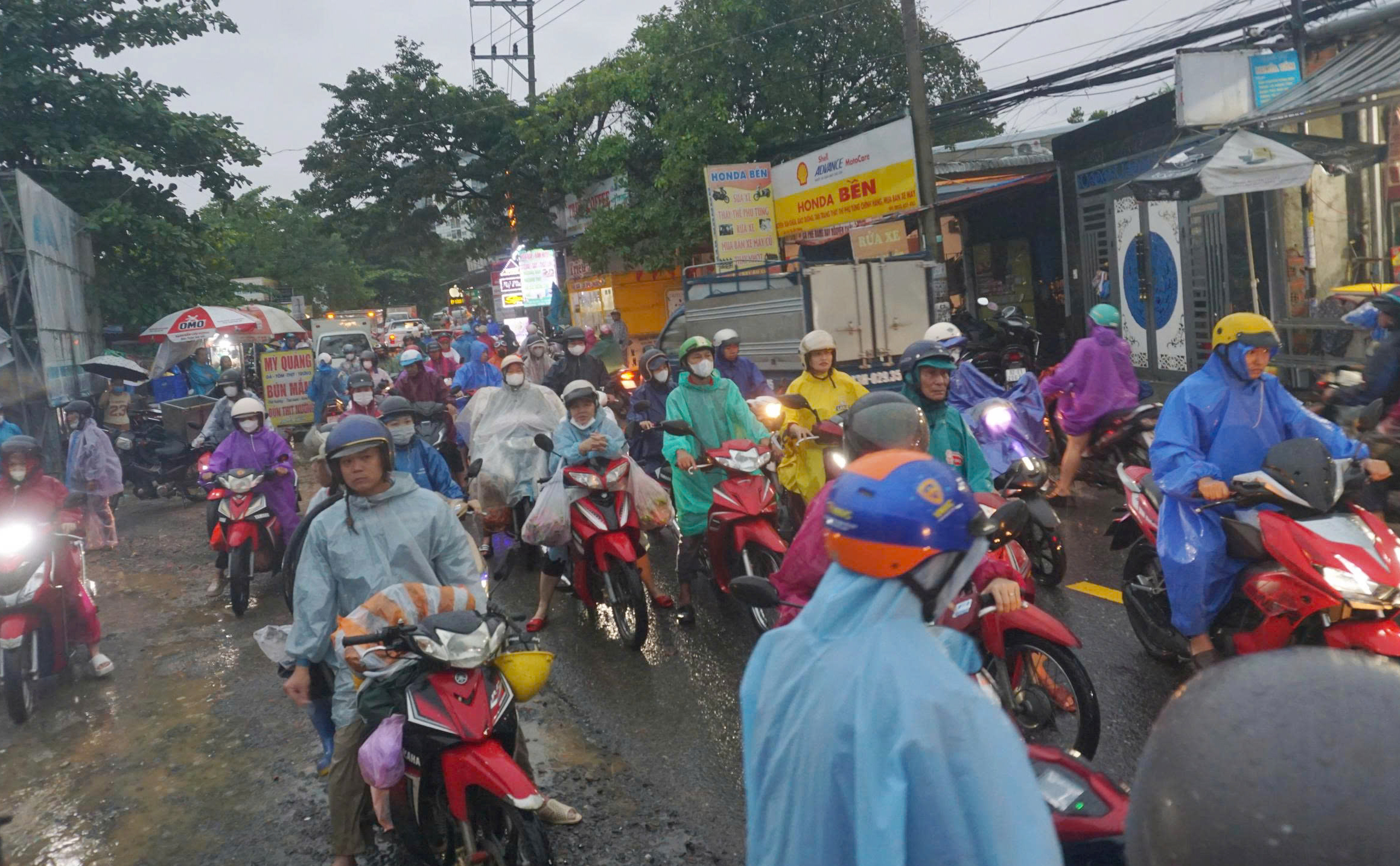 Mưa lớn Đà Nẵng gây ngập nặng , nước cuồn cuộn tràn qua đường Âu Cơ - Ảnh 10.