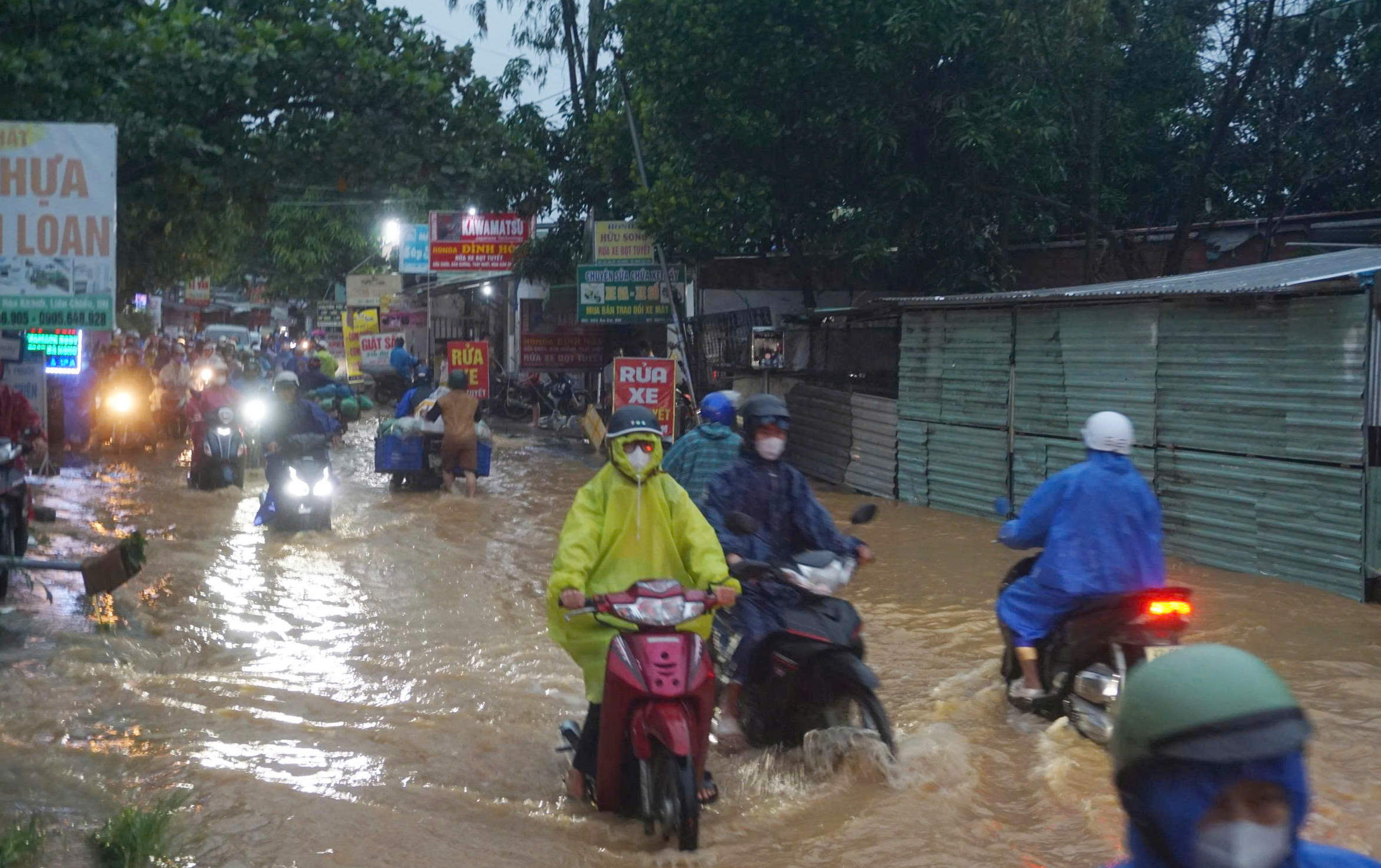 Mưa lớn Đà Nẵng gây ngập nặng , nước cuồn cuộn tràn qua đường Âu Cơ - Ảnh 5.