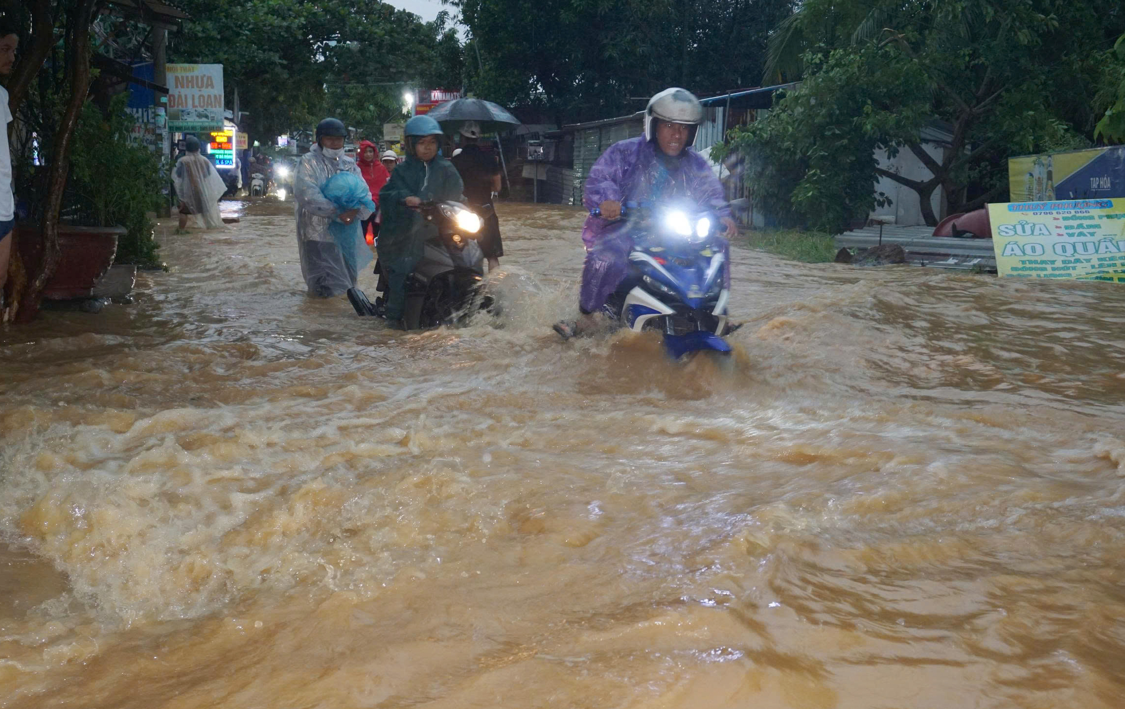 Mưa lớn Đà Nẵng gây ngập nặng , nước cuồn cuộn tràn qua đường Âu Cơ - Ảnh 8.