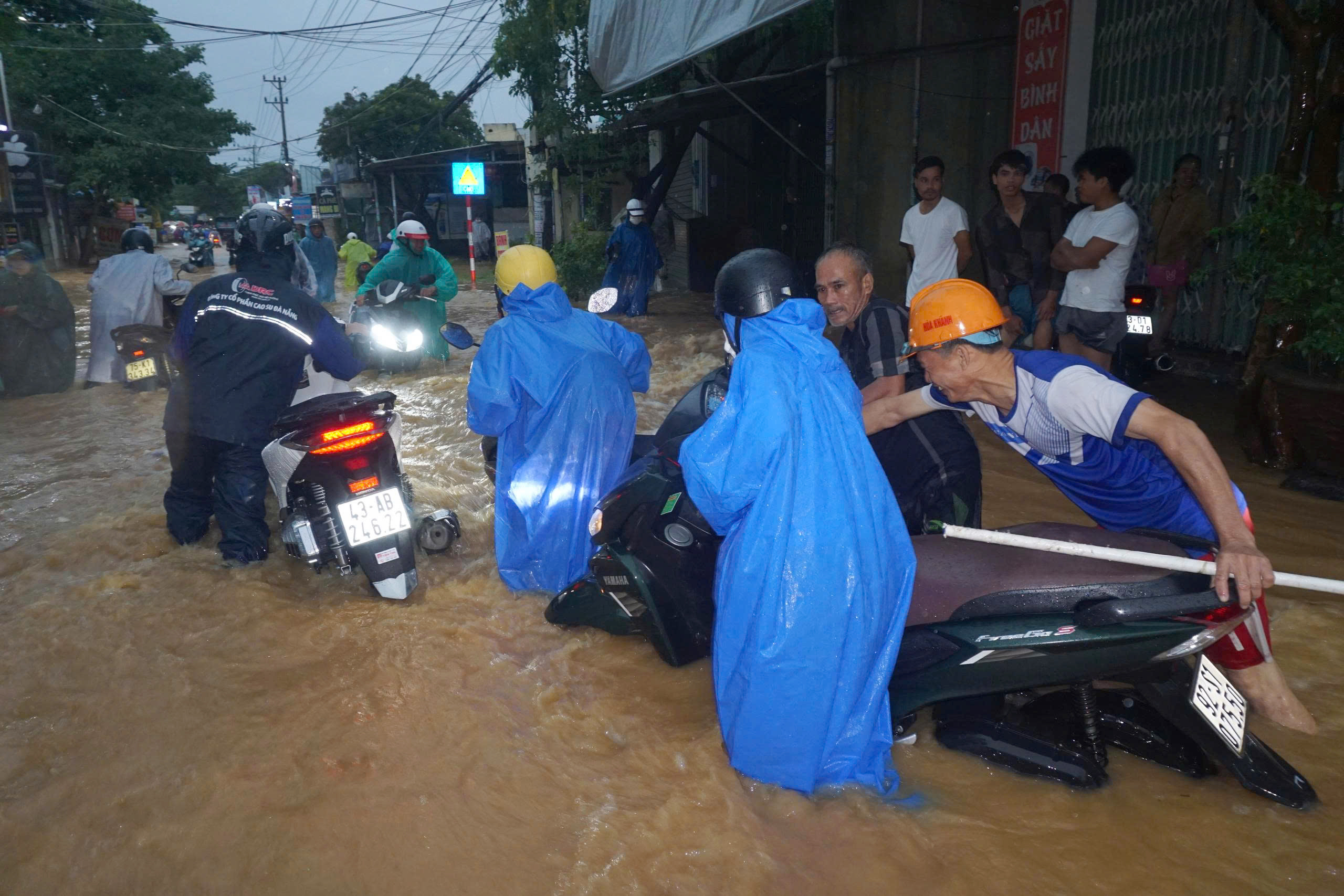 Mưa lớn Đà Nẵng gây ngập nặng , nước cuồn cuộn tràn qua đường Âu Cơ - Ảnh 3.