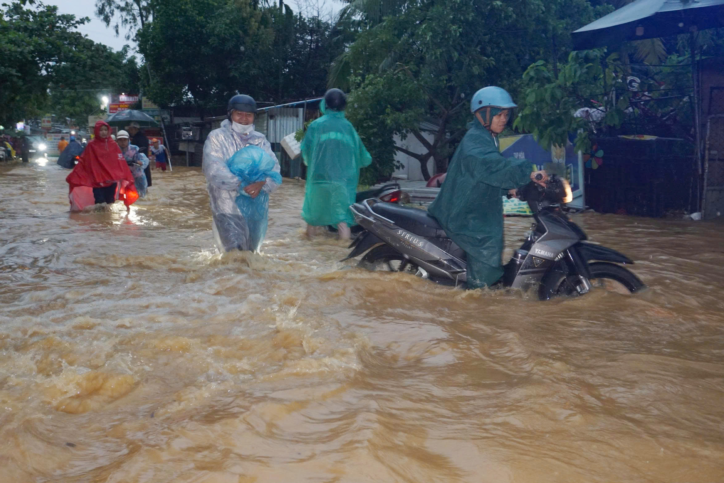 Mưa lớn Đà Nẵng gây ngập nặng , nước cuồn cuộn tràn qua đường Âu Cơ - Ảnh 4.
