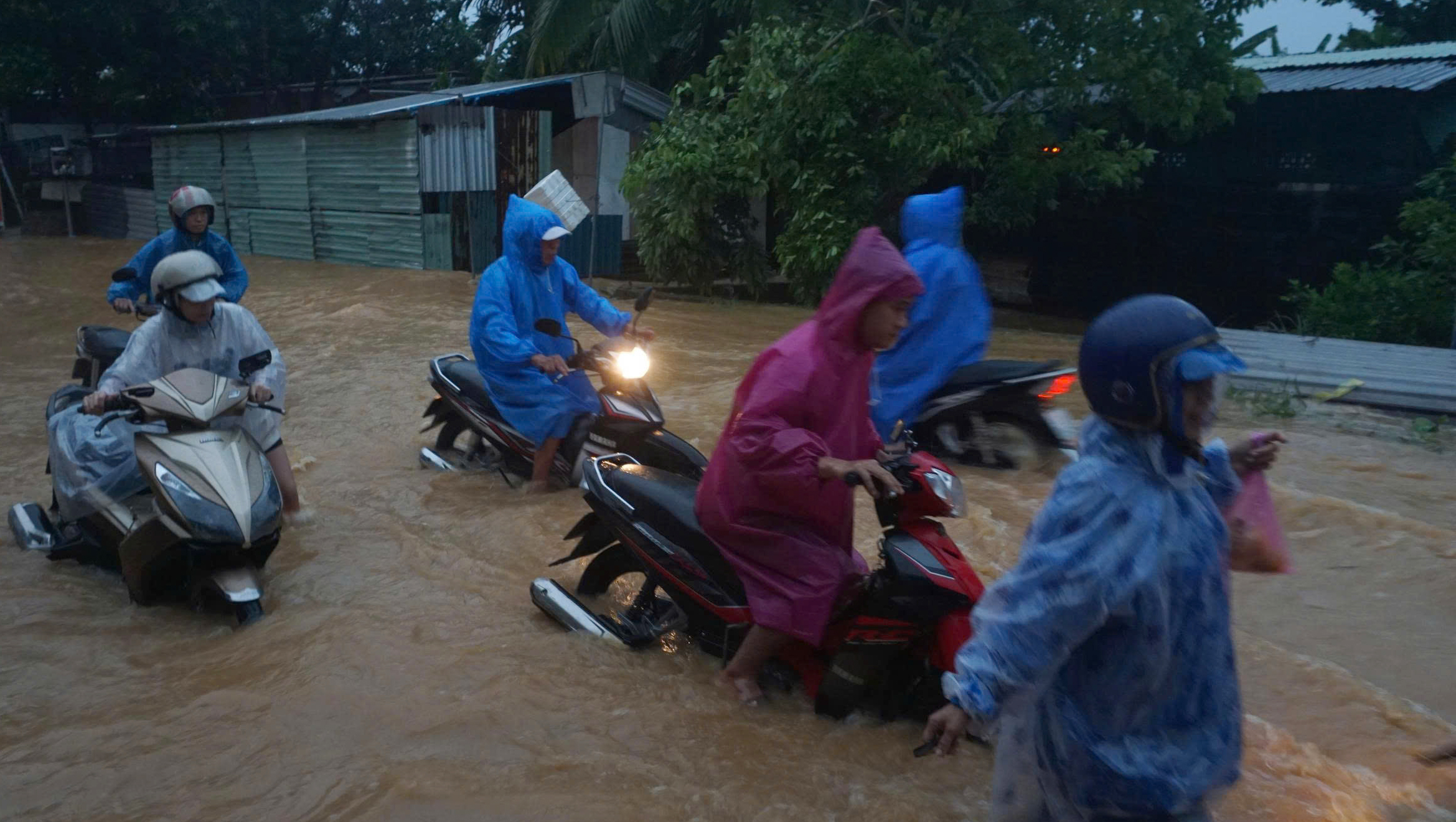 Mưa lớn Đà Nẵng gây ngập nặng , nước cuồn cuộn tràn qua đường Âu Cơ - Ảnh 7.