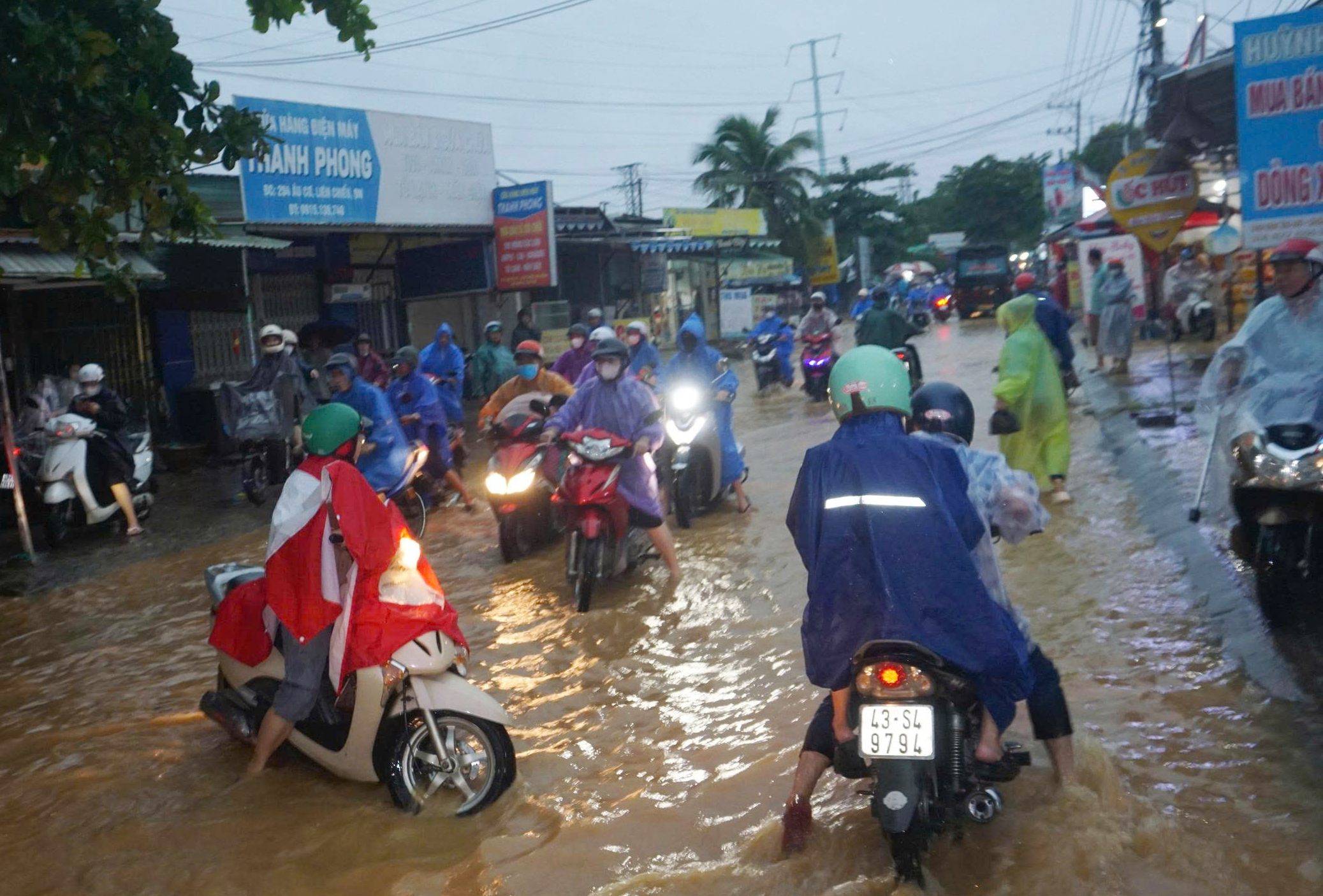 Mưa lớn Đà Nẵng gây ngập nặng , nước cuồn cuộn tràn qua đường Âu Cơ - Ảnh 11.