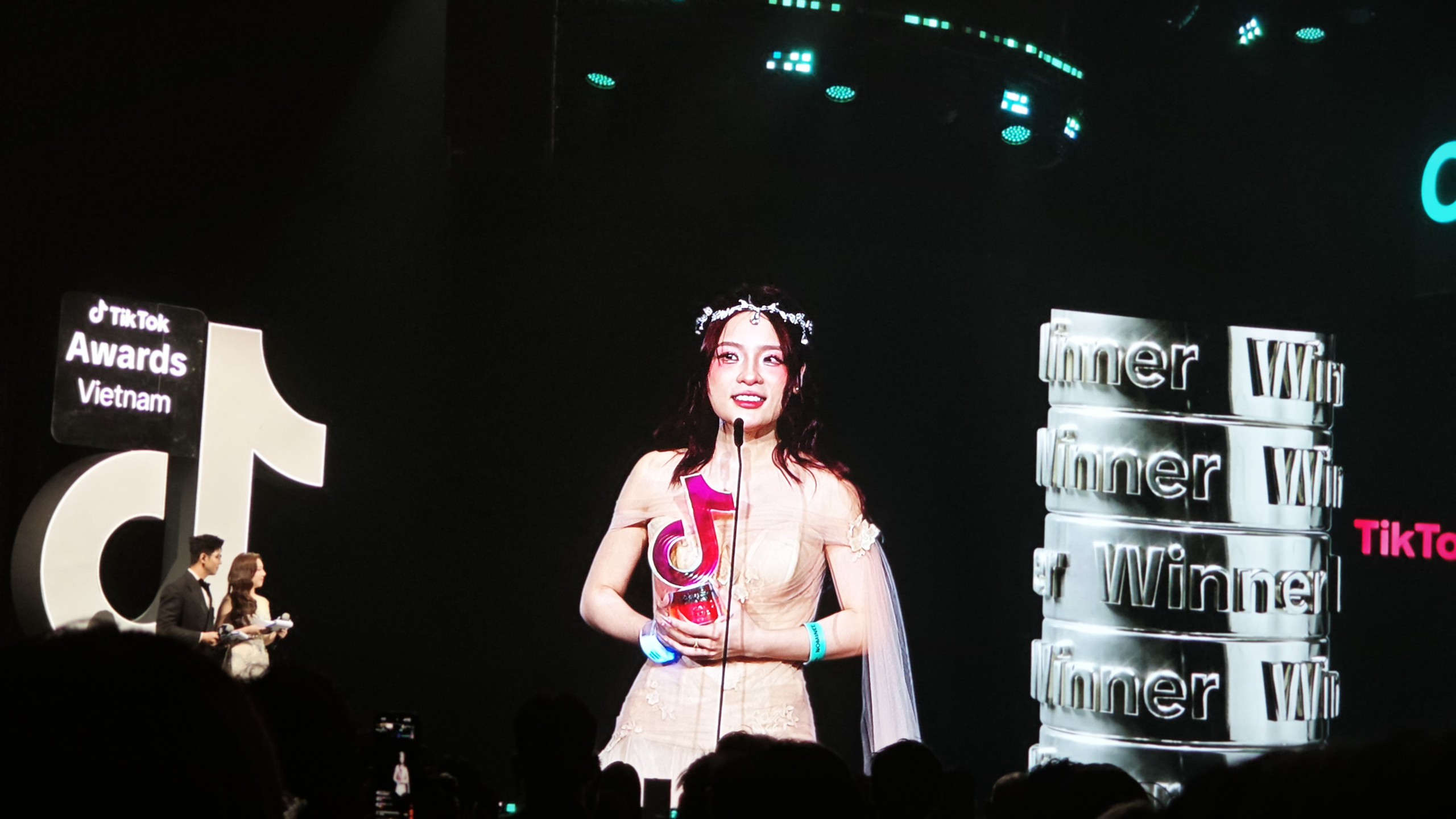 Ngọc Kem gi&agrave;nh giải b&aacute;n h&agrave;ng xuất sắc tại TikTok Awards Việt Nam 2025 - Ảnh 2.