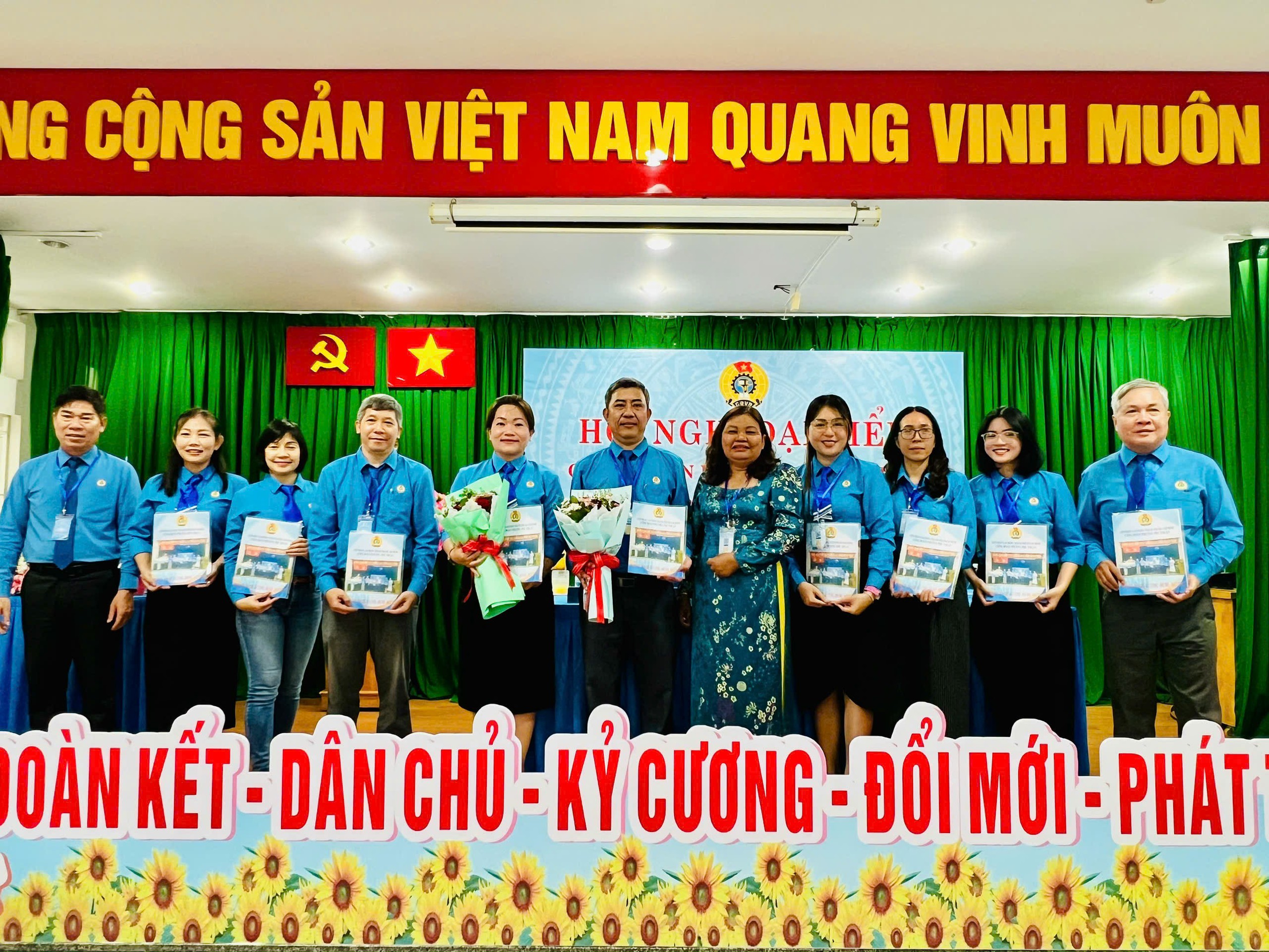Đổi mới hoạt động để bảo vệ, chăm lo tốt hơn cho đoàn viên - lao động - Ảnh 7.