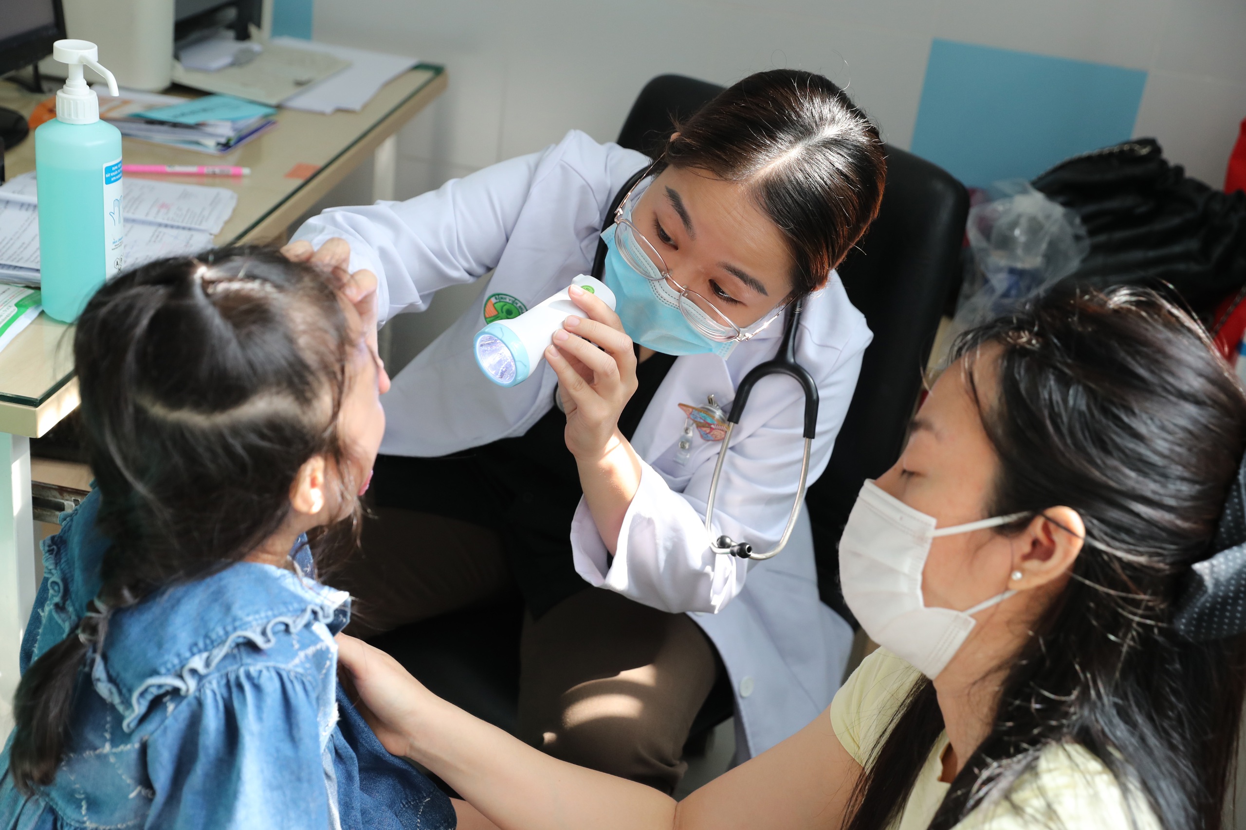 Cận cảnh người gi&agrave;, trẻ nhỏ đồng loạt mắc bệnh h&ocirc; hấp  - Ảnh 8.