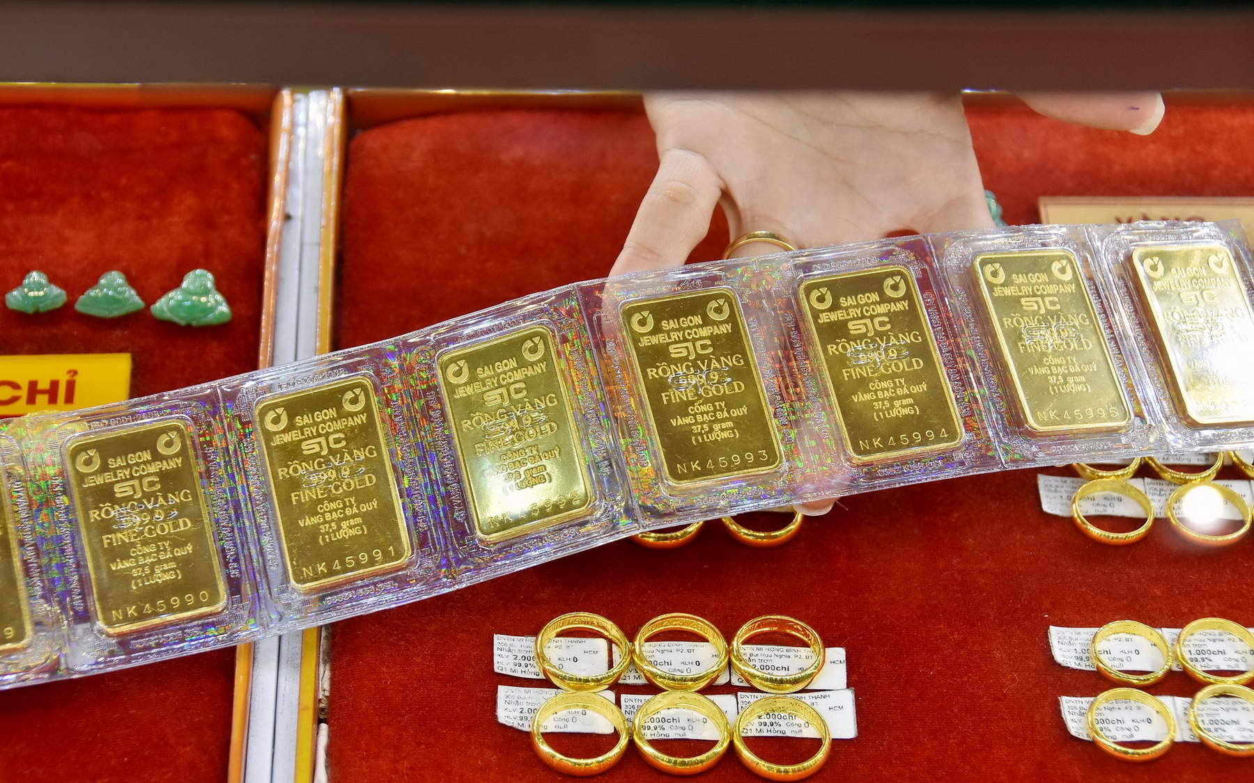 Gi&aacute; v&agrave;ng h&ocirc;m nay, 18-10: V&agrave;ng thế giới lao dốc h&agrave;ng trăm USD - Ảnh 2.