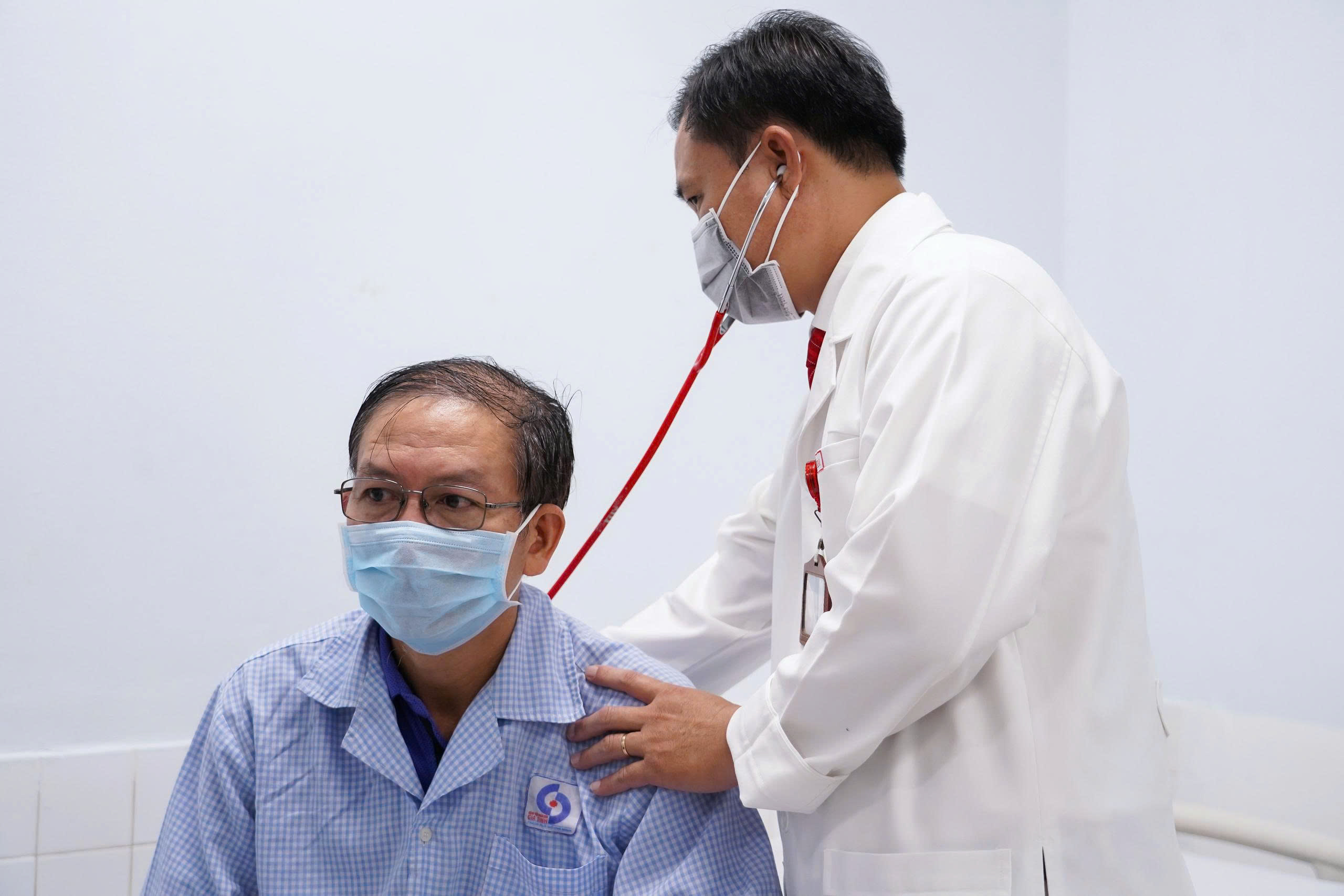 Cận cảnh người gi&agrave;, trẻ nhỏ đồng loạt mắc bệnh h&ocirc; hấp  - Ảnh 17.