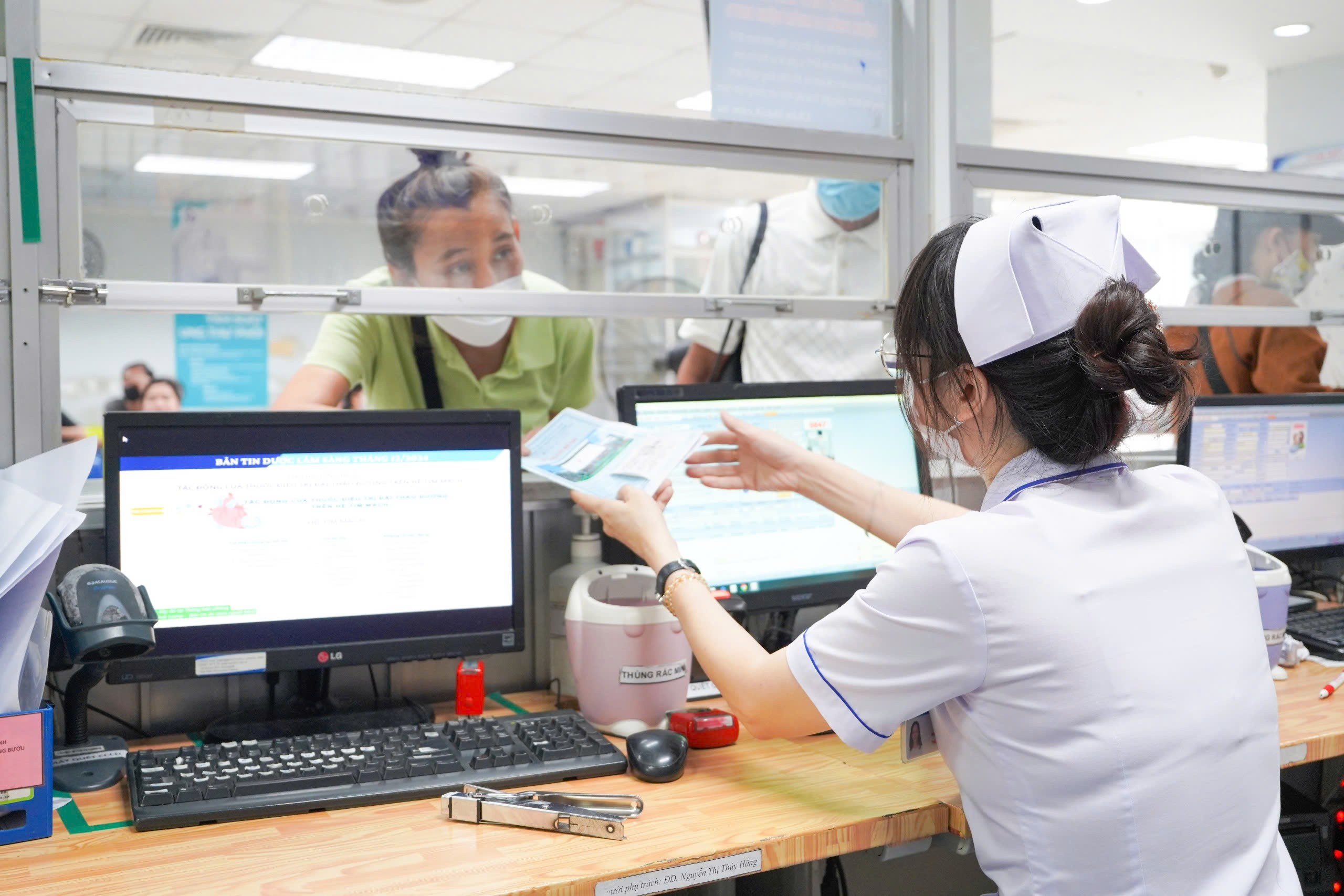 Cận cảnh người gi&agrave;, trẻ nhỏ đồng loạt mắc bệnh h&ocirc; hấp  - Ảnh 16.