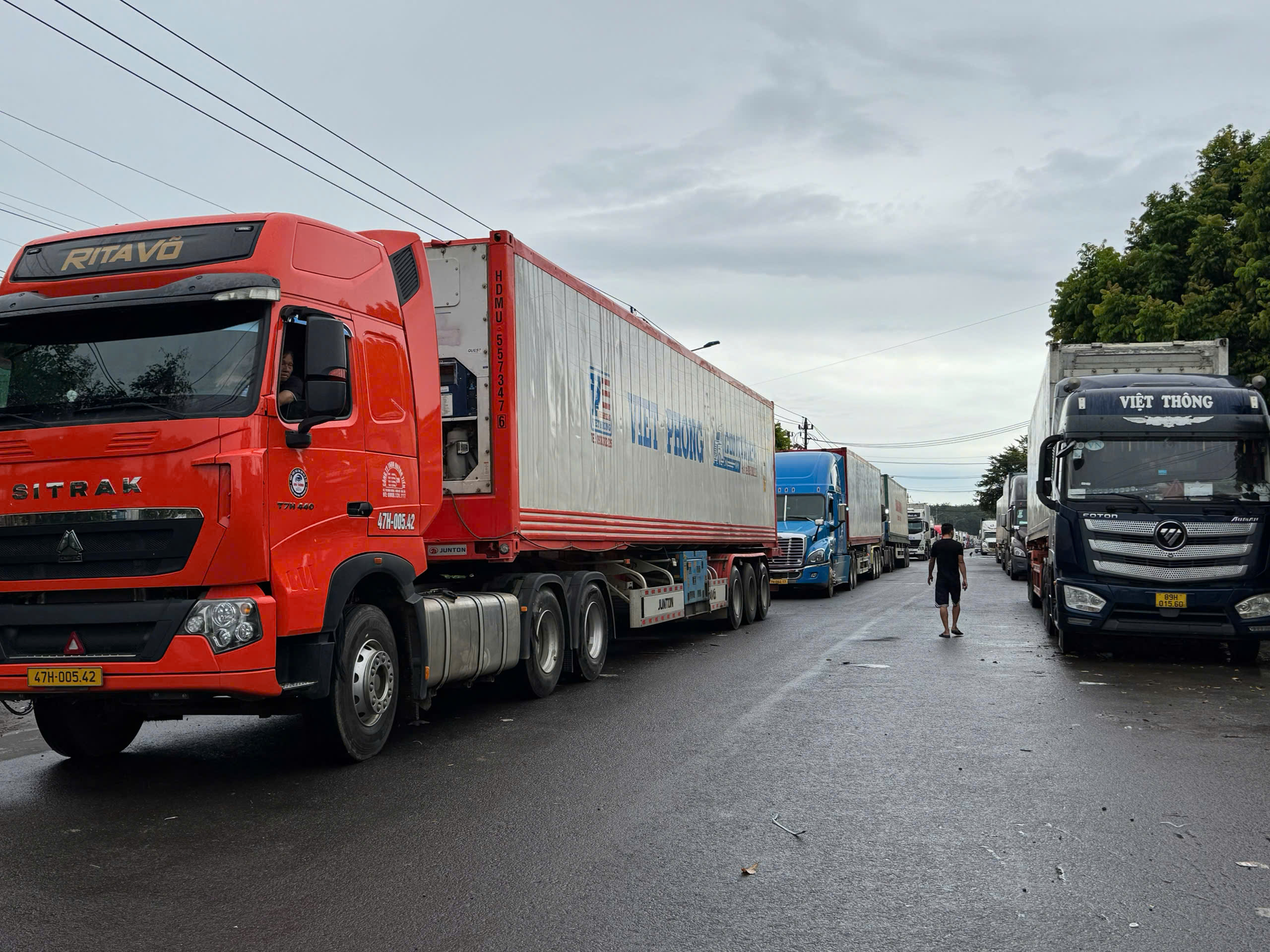 Diễn biến mới về hàng trăm container tại cụm công nghiệp Tân An Đắk Lắk - Ảnh 1.