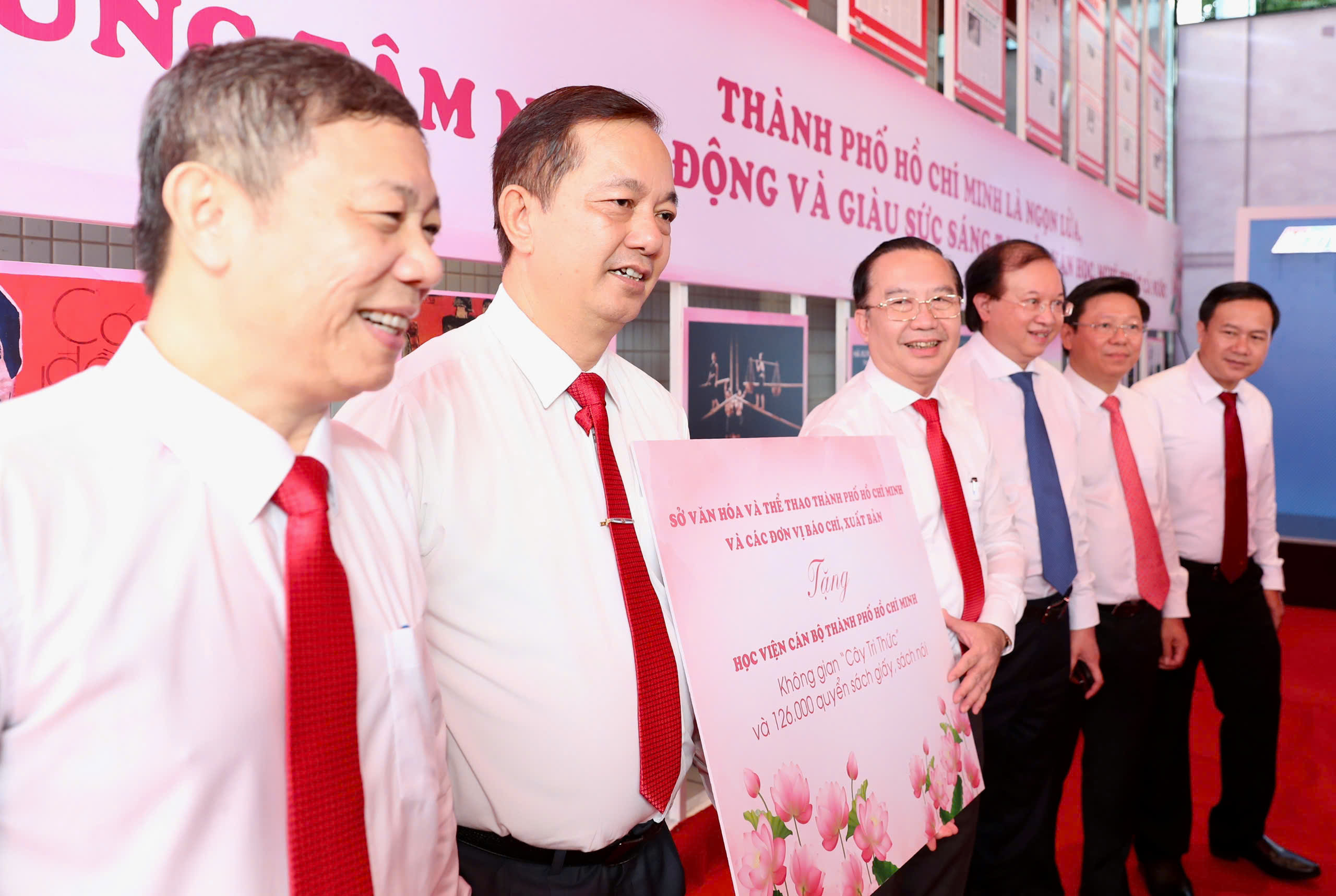 Bí thư Trần Lưu Quang dự Hội nghị Tổng kết 50 năm văn học, nghệ thuật TP HCM - Ảnh 4.