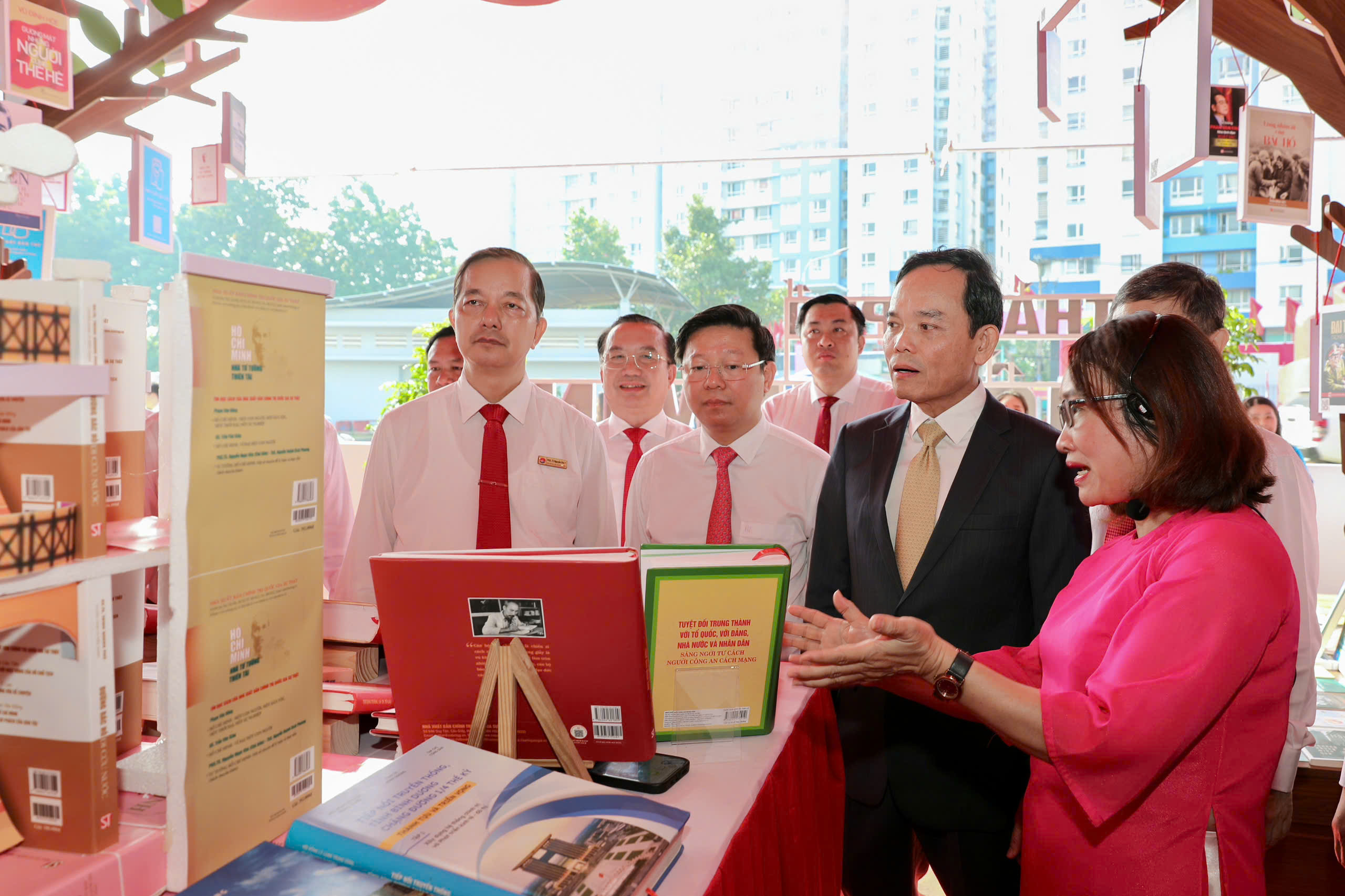 Bí thư Trần Lưu Quang dự Hội nghị Tổng kết 50 năm văn học, nghệ thuật TP HCM - Ảnh 1.
