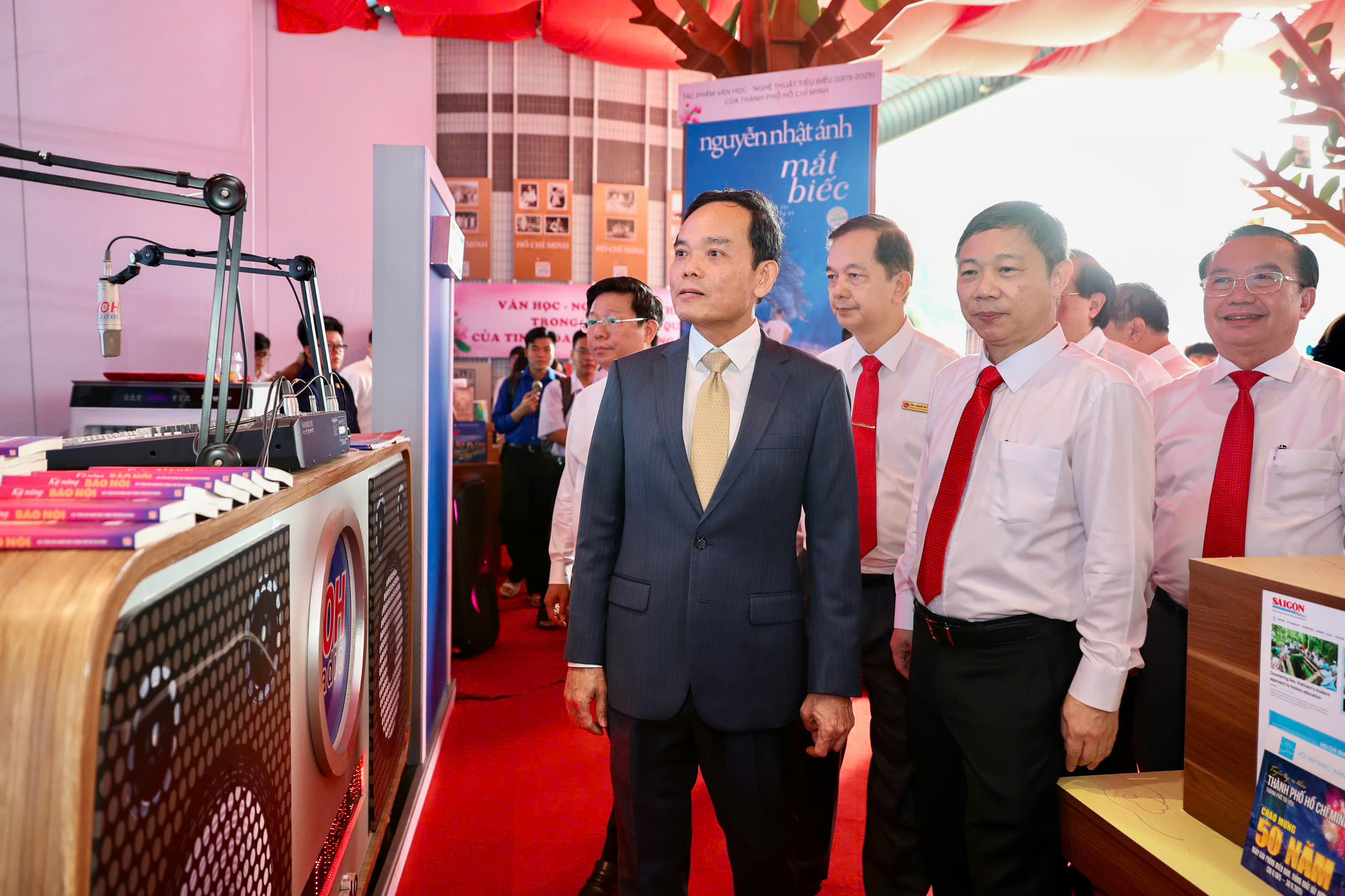 Bí thư Trần Lưu Quang dự Hội nghị Tổng kết 50 năm văn học, nghệ thuật TP HCM - Ảnh 2.