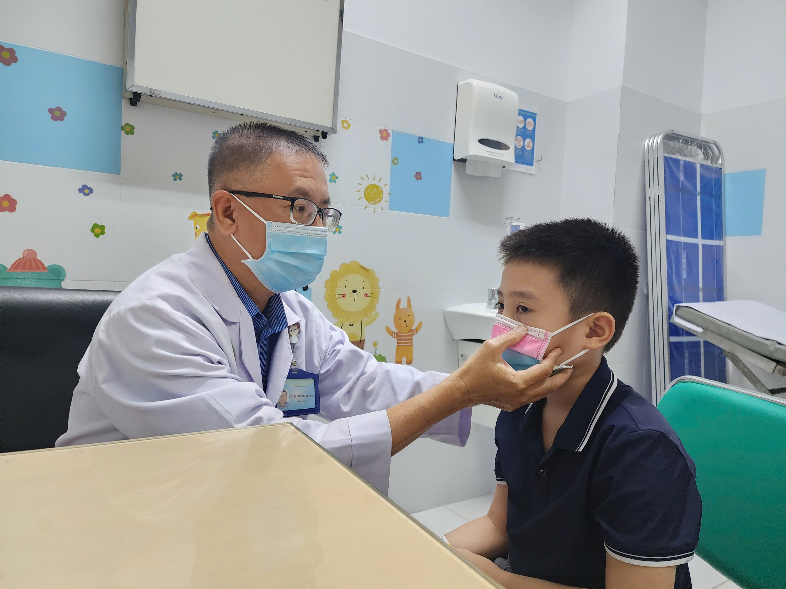 Cận cảnh người gi&agrave;, trẻ nhỏ đồng loạt mắc bệnh h&ocirc; hấp  - Ảnh 14.
