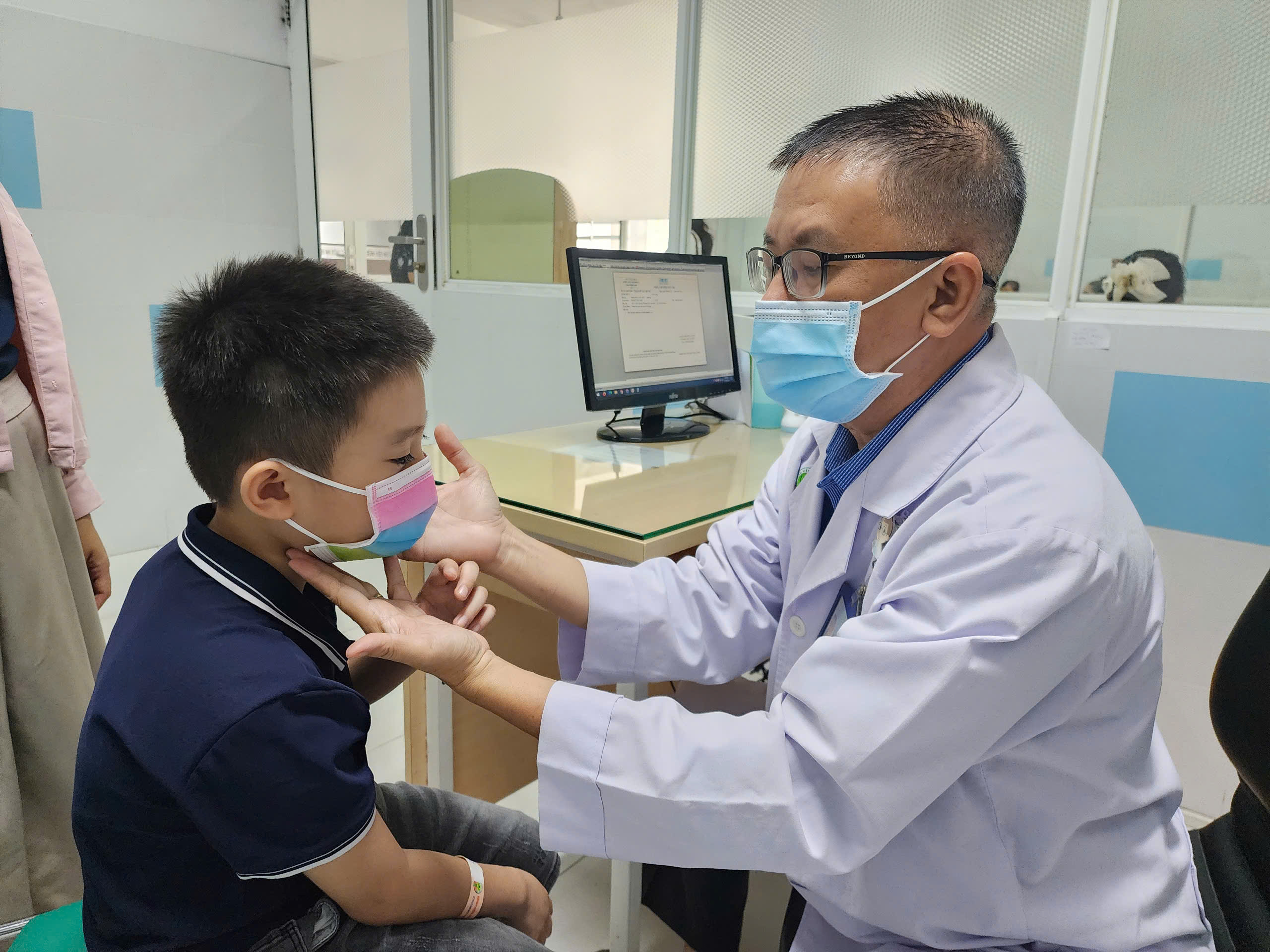 Cận cảnh người gi&agrave;, trẻ nhỏ đồng loạt mắc bệnh h&ocirc; hấp  - Ảnh 13.
