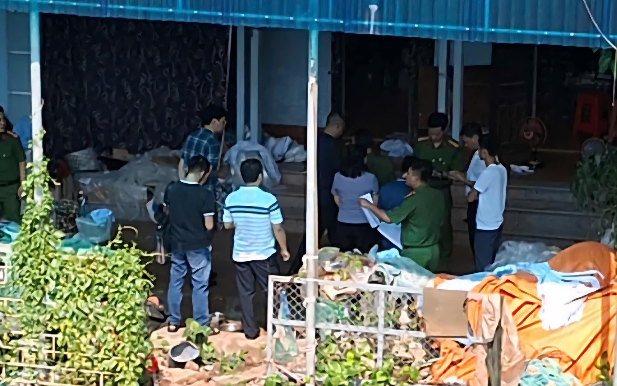Con gái bàng hoàng phát hiện cha, mẹ thương vong tại khu vực xưởng may
