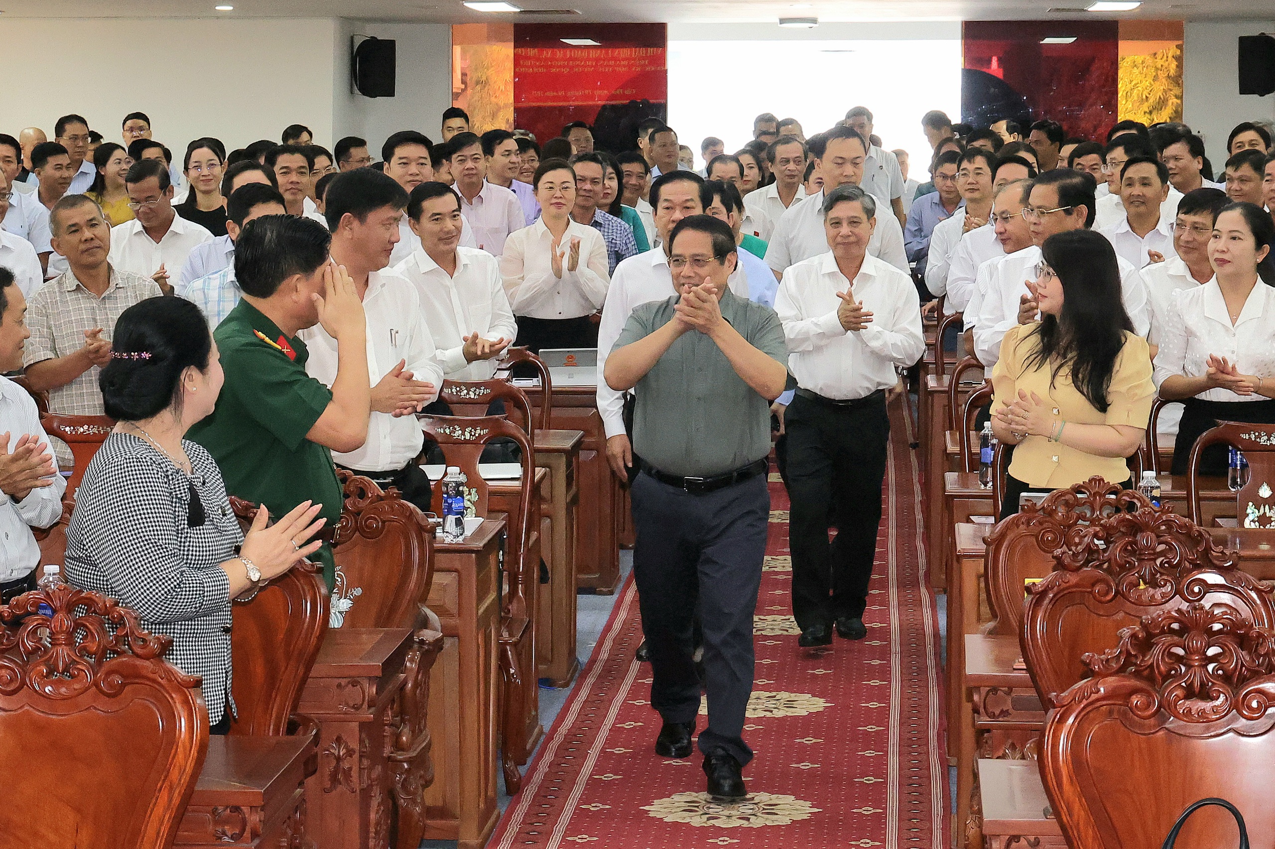Thủ tướng Phạm Minh ch&iacute;nh tiếp x&uacute;c cử tri tại TP Cần Thơ trước kỳ họp Quốc hội - Ảnh 1.
