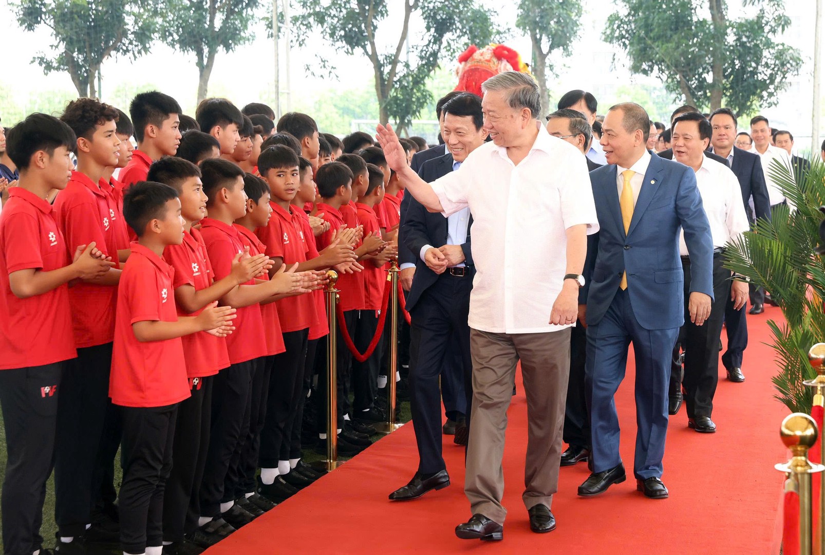 Tổng B&iacute; thư T&ocirc; L&acirc;m khởi c&ocirc;ng x&acirc;y dựng s&acirc;n vận động PVF hiện đại nhất Việt Nam - Ảnh 2.