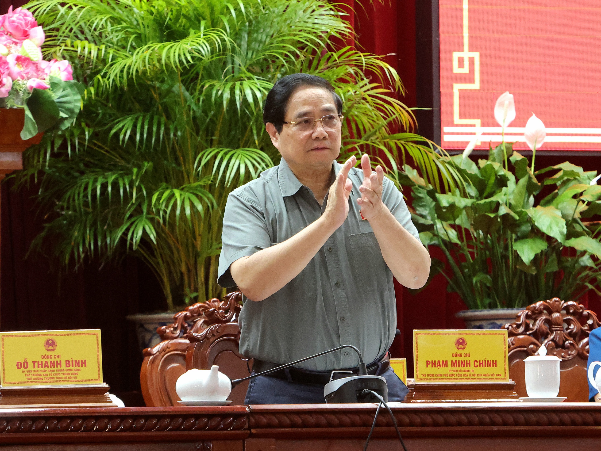 Thủ tướng Phạm Minh ch&iacute;nh tiếp x&uacute;c cử tri tại TP Cần Thơ trước kỳ họp Quốc hội - Ảnh 2.