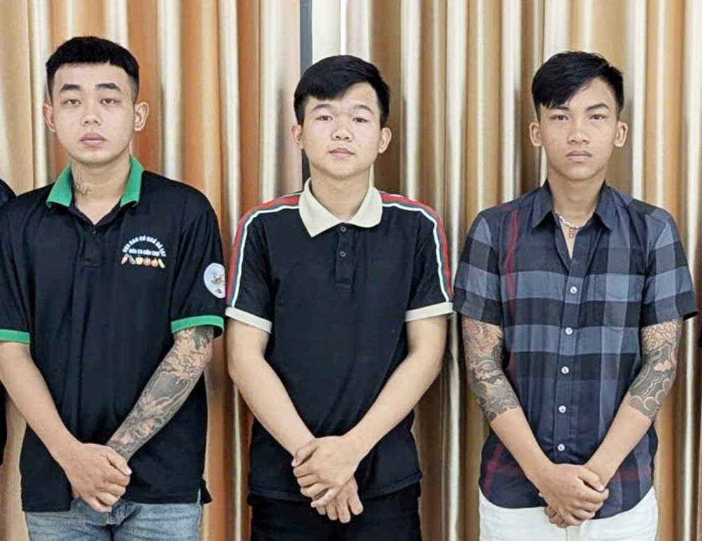 Ch&acirc;n dung 8 đối tượng cướp t&agrave;i sản tại Miếu B&agrave; Ch&uacute;a xứ n&uacute;i Sam - Ảnh 2.