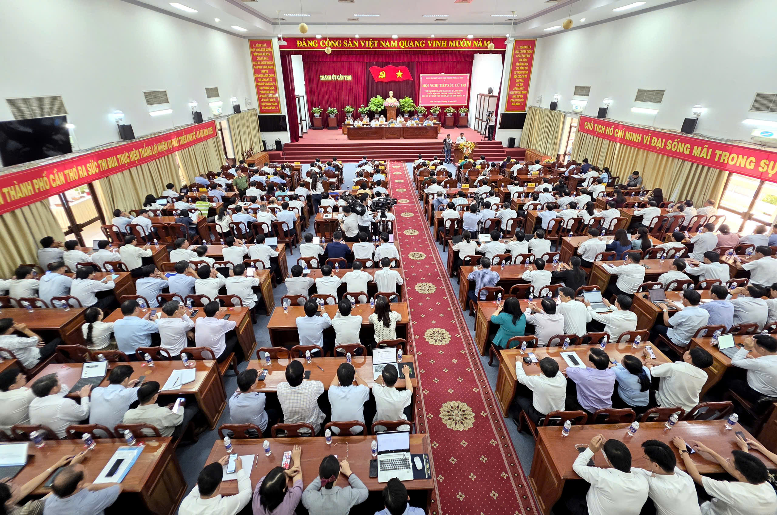 Thủ tướng Phạm Minh ch&iacute;nh tiếp x&uacute;c cử tri tại TP Cần Thơ trước kỳ họp Quốc hội - Ảnh 3.