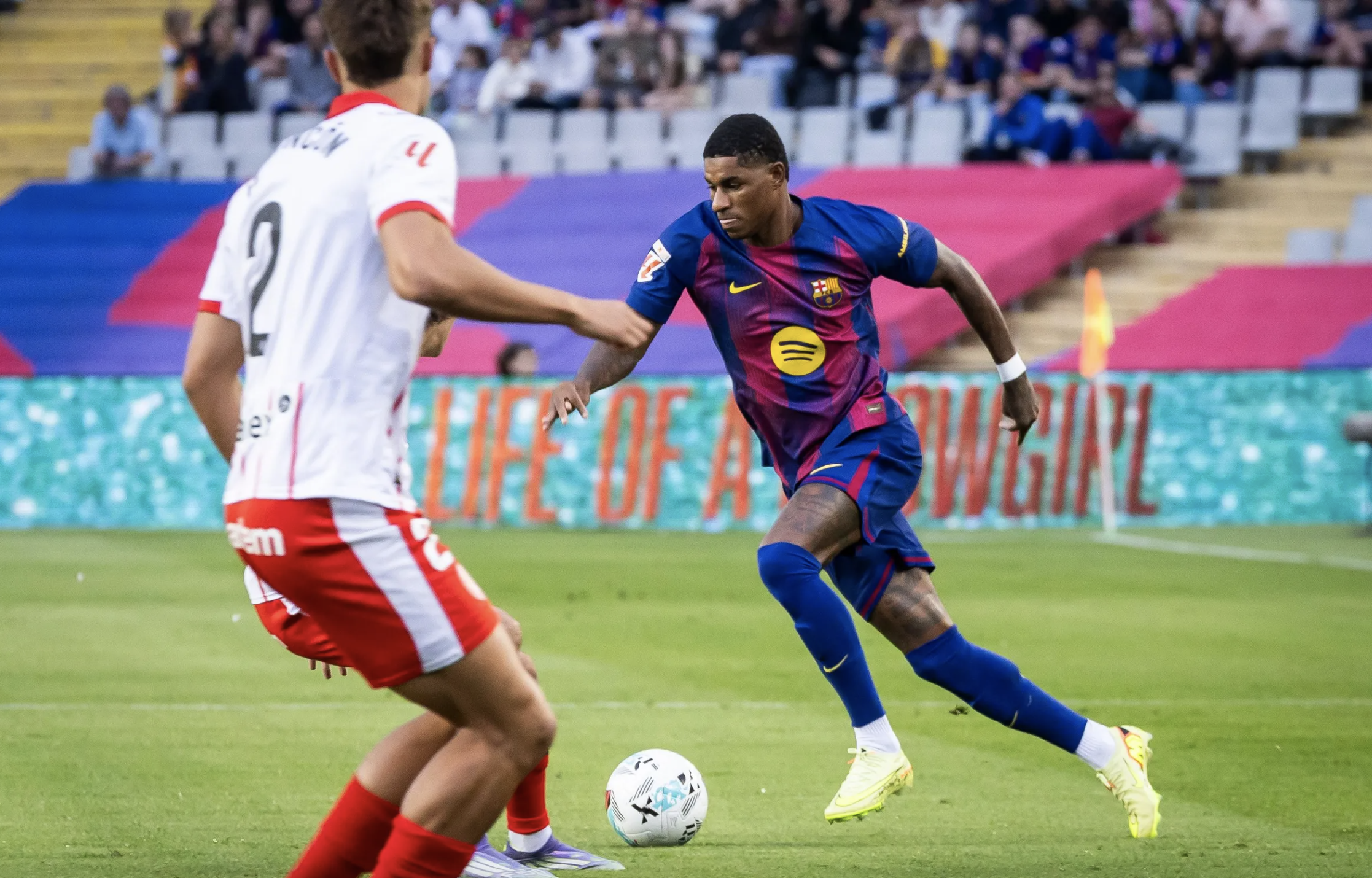 Barcelona nhọc nhằn đánh bại Girona, tái chiếm ngôi đầu bảng La Liga - Ảnh 2.