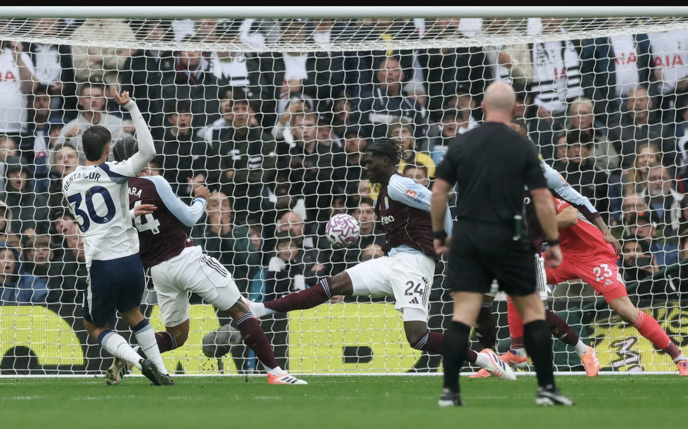 Thua ngược Aston Villa tại s&acirc;n nh&agrave;, Tottenham lỗi hẹn ng&ocirc;i nh&igrave; bảng - Ảnh 1.