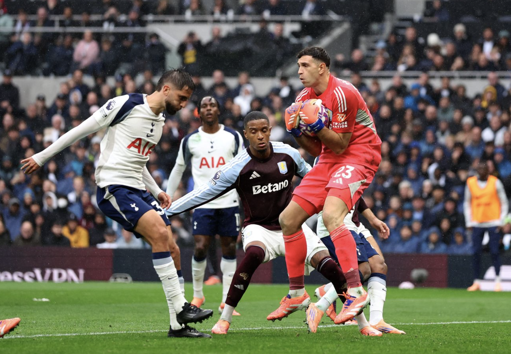 Thua ngược Aston Villa tại s&acirc;n nh&agrave;, Tottenham lỗi hẹn ng&ocirc;i nh&igrave; bảng - Ảnh 2.
