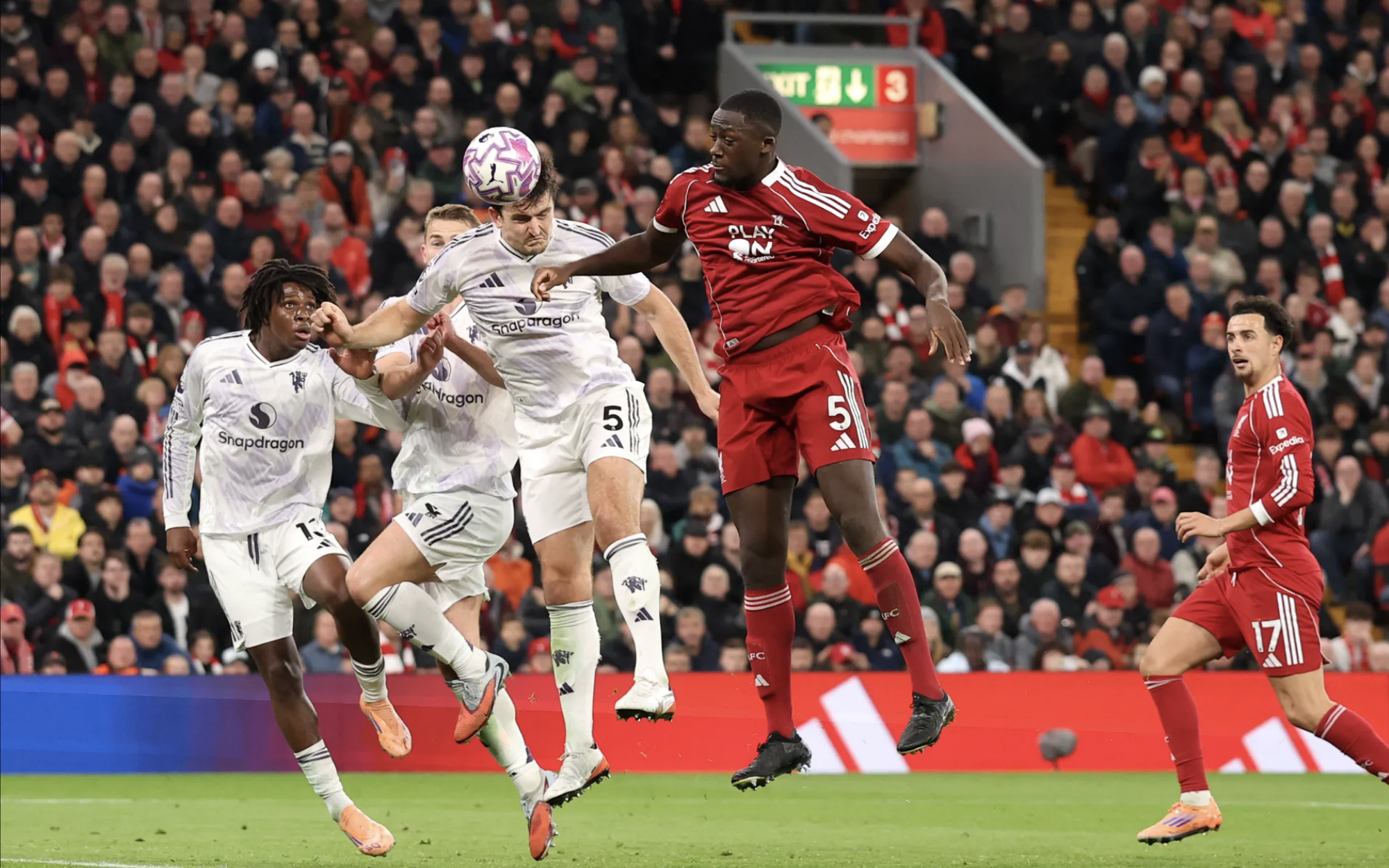 Man United phá sập "pháo đài" Anfield, Liverpool thua đau đại chiến