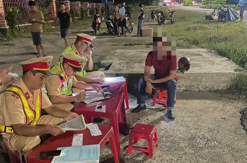 Đắk Lắk ra quân kiểm tra nồng độ cồn phát hiện hàng trăm tài xế vi phạm - Ảnh 1.