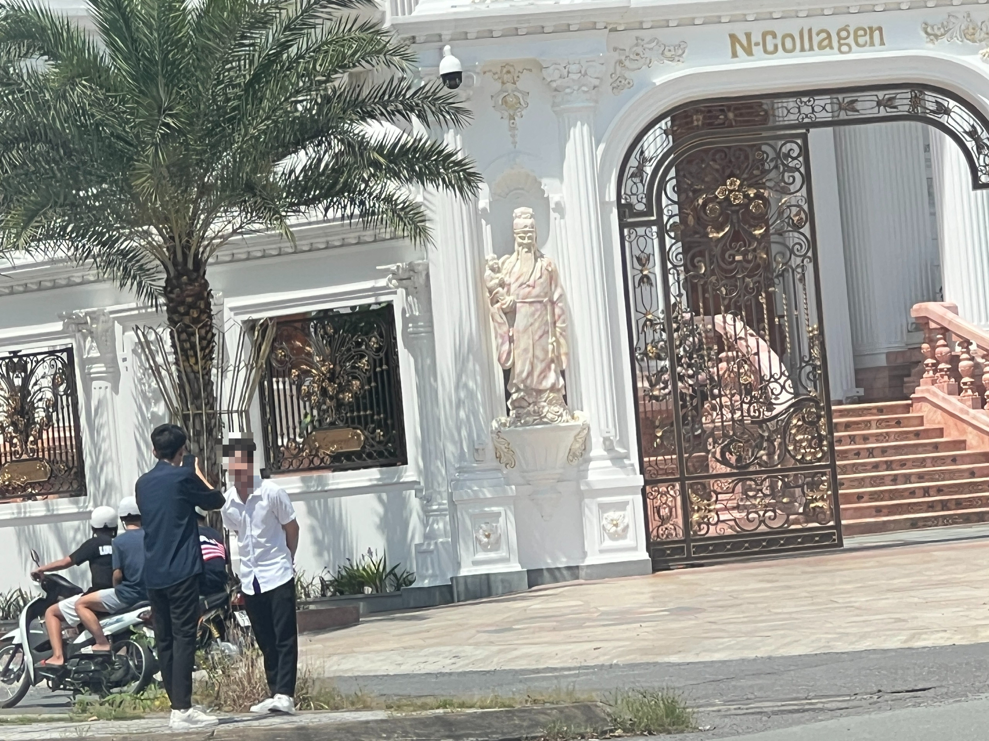 CLIP: Trời nắng gay gắt, nhiều người quay phim, chụp ảnh dinh thự 500 tỉ đồng của Ng&acirc;n Collagen   - Ảnh 3.