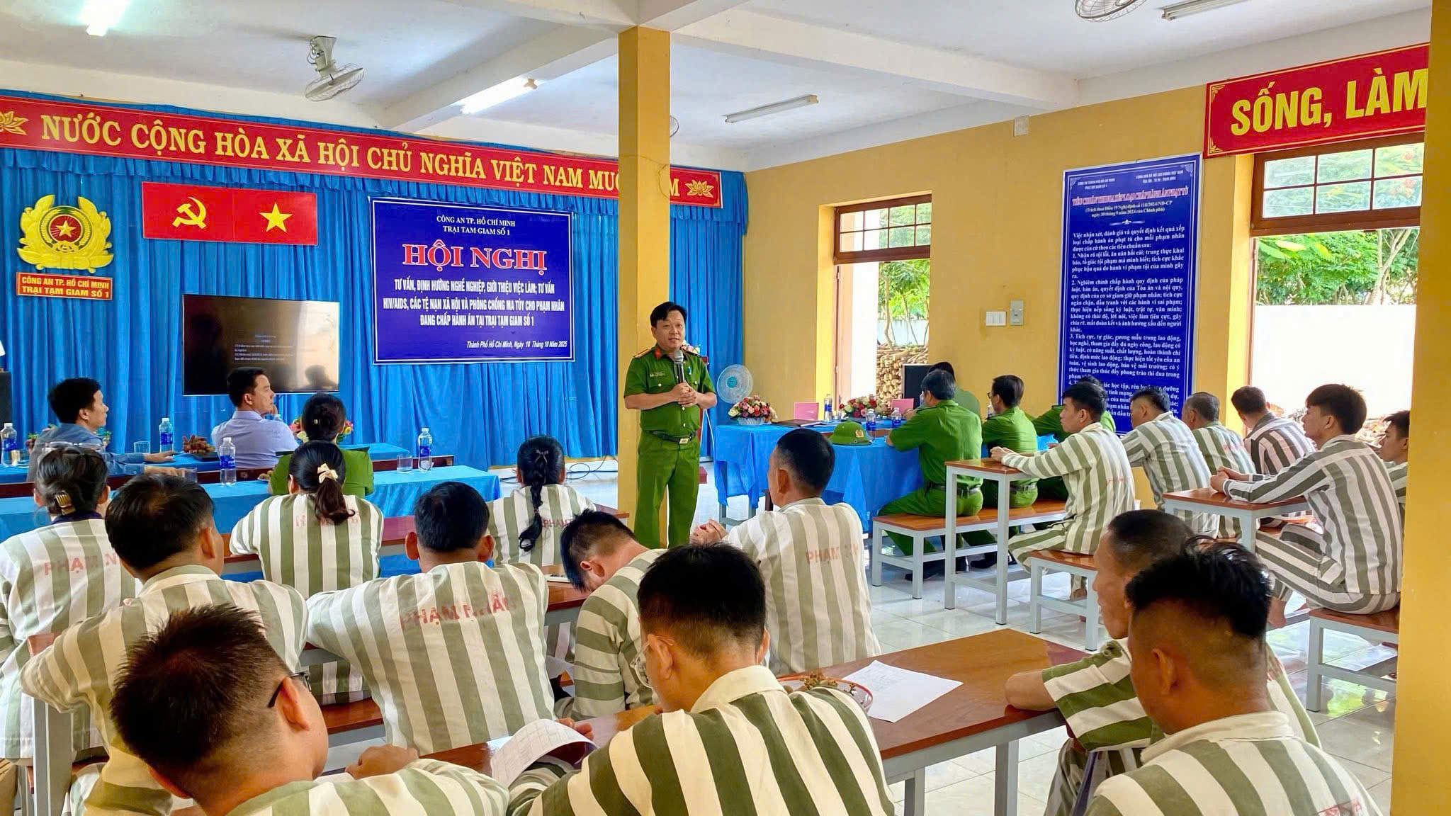C&ocirc;ng an TP HCM tư vấn, định hướng nghề nghiệp cho phạm nh&acirc;n - Ảnh 1.