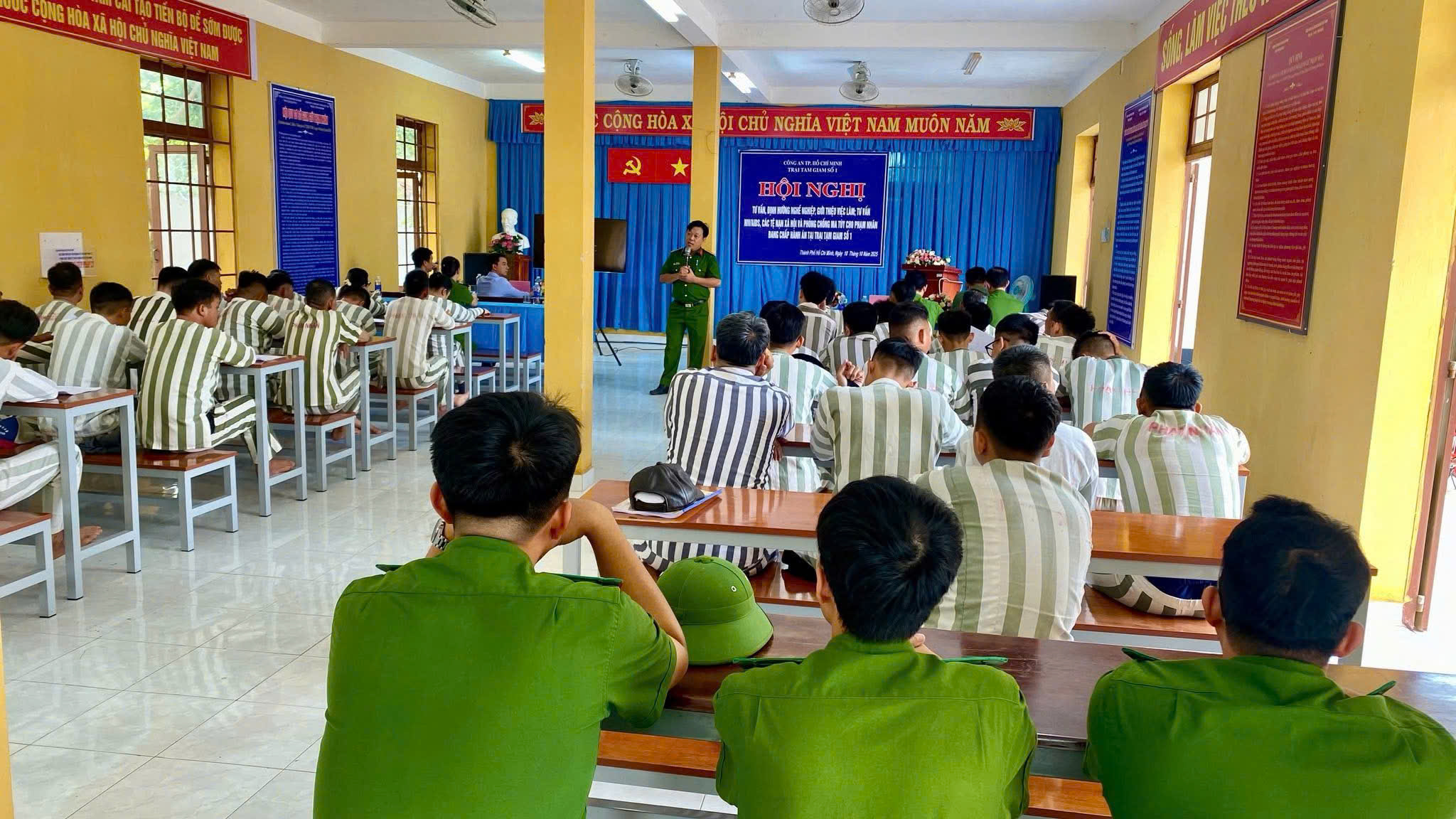 C&ocirc;ng an TP HCM tư vấn, định hướng nghề nghiệp cho phạm nh&acirc;n - Ảnh 2.