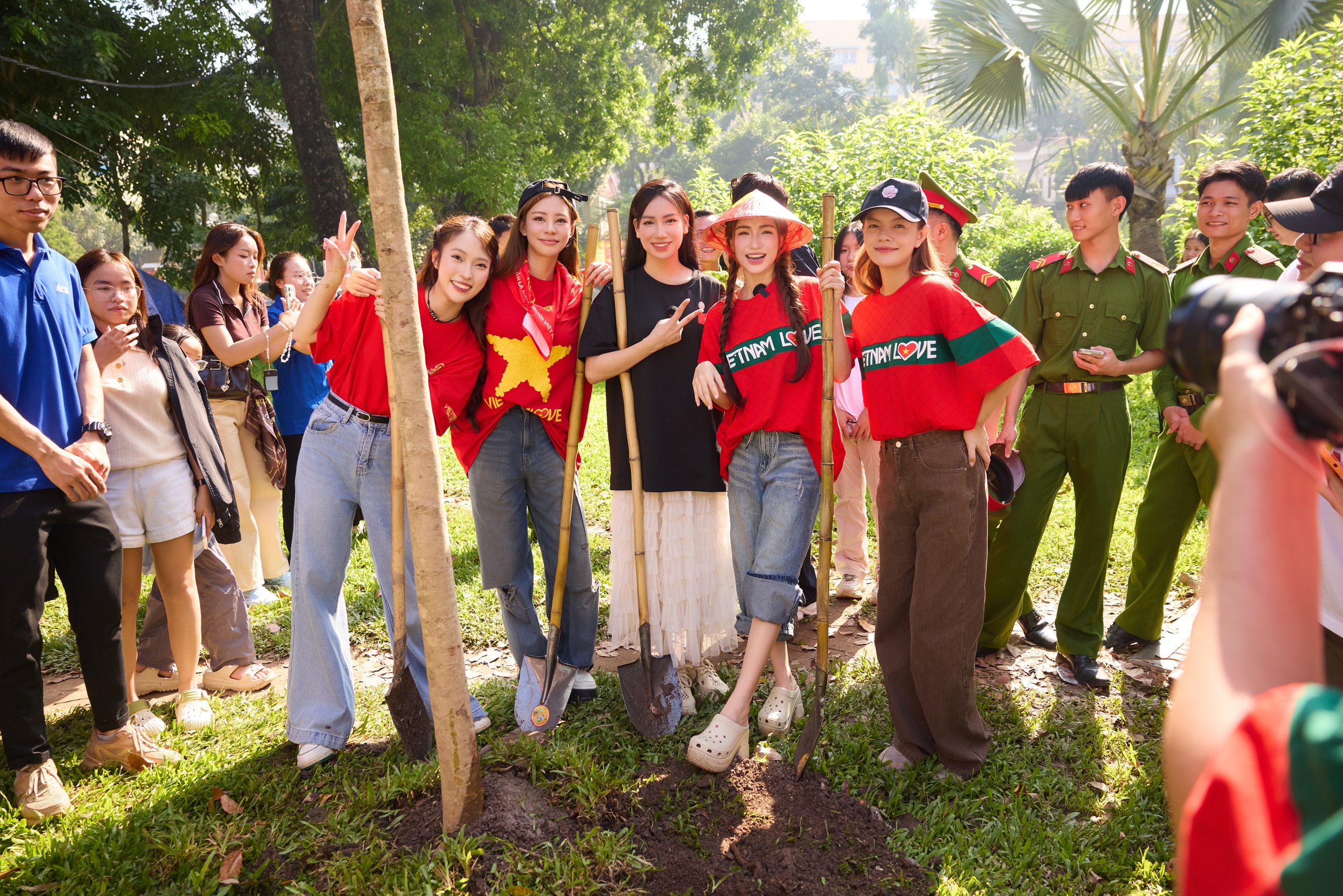 H&ograve;a Minzy đi trồng c&acirc;y để con ch&aacute;u hưởng bầu kh&ocirc;ng kh&iacute; trong l&agrave;nh   - Ảnh 3.