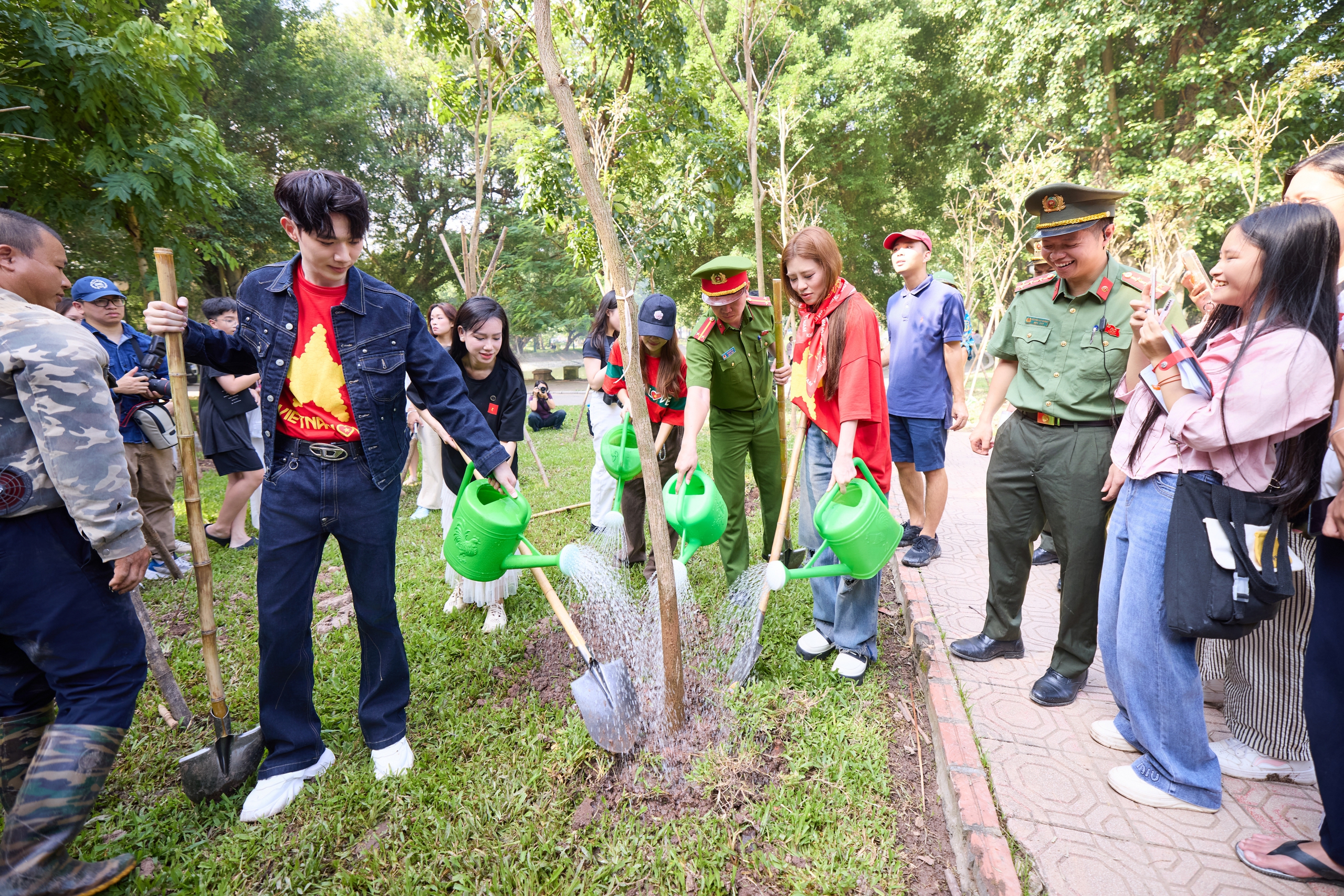 H&ograve;a Minzy đi trồng c&acirc;y để con ch&aacute;u hưởng bầu kh&ocirc;ng kh&iacute; trong l&agrave;nh   - Ảnh 4.