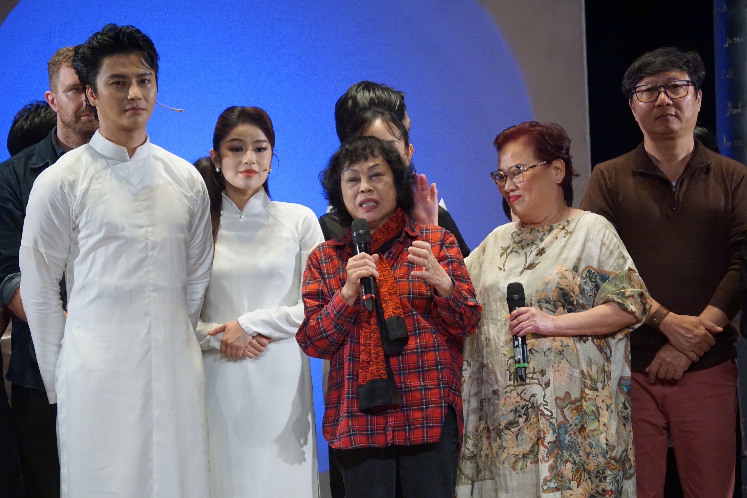V&otilde; Minh L&acirc;m, Ho&agrave;ng Yến l&agrave;m kh&aacute;n giả thổn thức v&agrave; kh&oacute;c với "B&uacute;t m&aacute;u" của đạo diễn Minh Nguyệt - Ảnh 1.