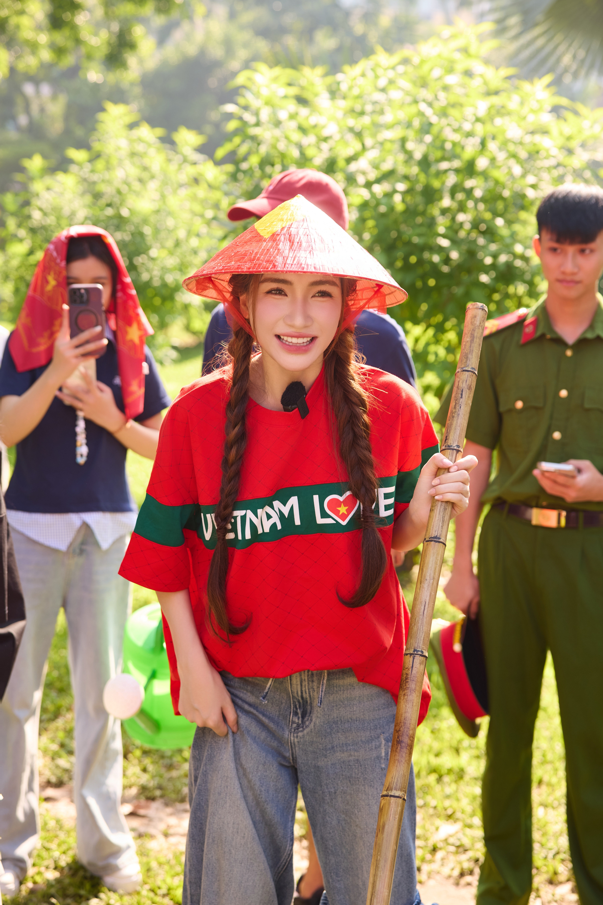 H&ograve;a Minzy đi trồng c&acirc;y để con ch&aacute;u hưởng bầu kh&ocirc;ng kh&iacute; trong l&agrave;nh   - Ảnh 2.