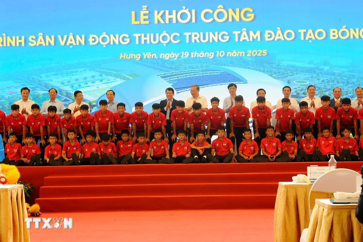 Tổng B&iacute; thư T&ocirc; L&acirc;m khởi c&ocirc;ng x&acirc;y dựng s&acirc;n vận động PVF hiện đại nhất Việt Nam - Ảnh 1.