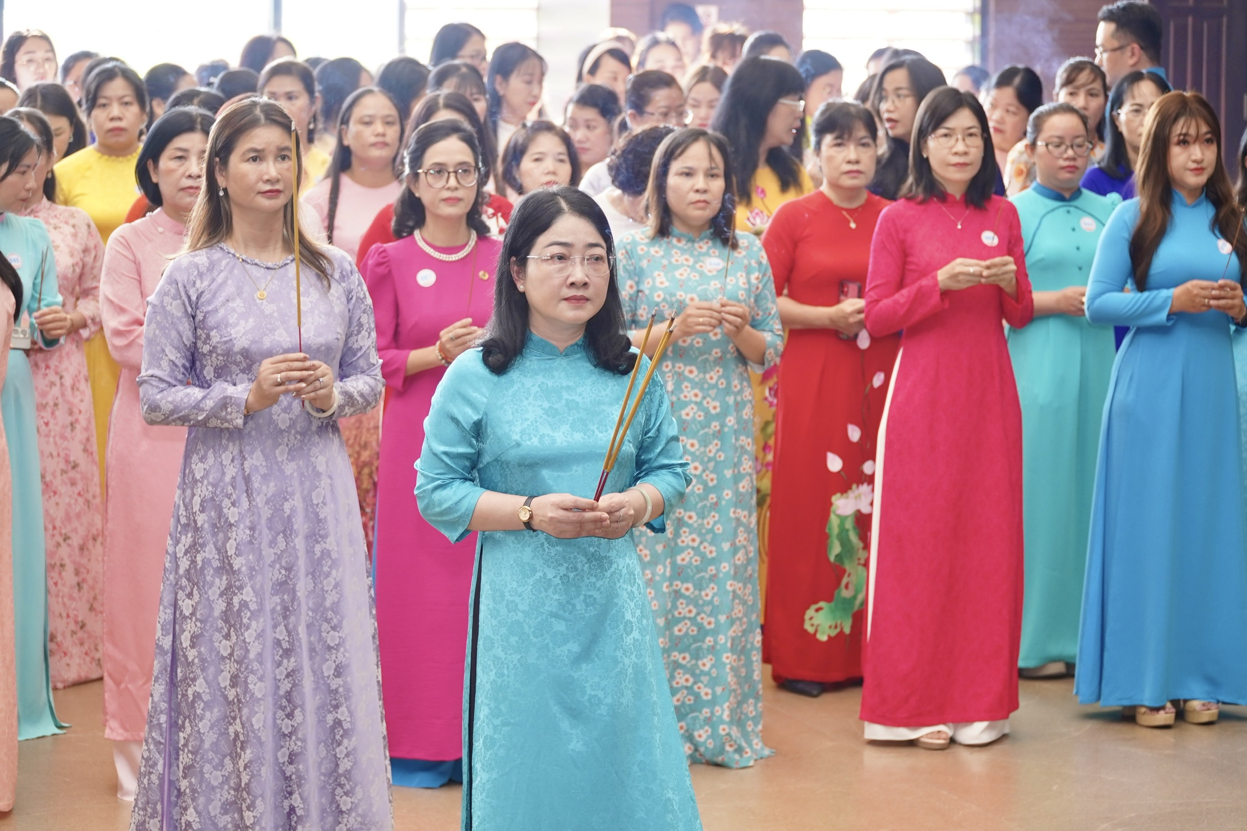C&aacute;n bộ C&ocirc;ng đo&agrave;n, nữ CNVC-LĐ ti&ecirc;u biểu TP HCM d&acirc;ng hương tướng nhớ Chủ tịch T&ocirc;n Đức Thắng - Ảnh 1.
