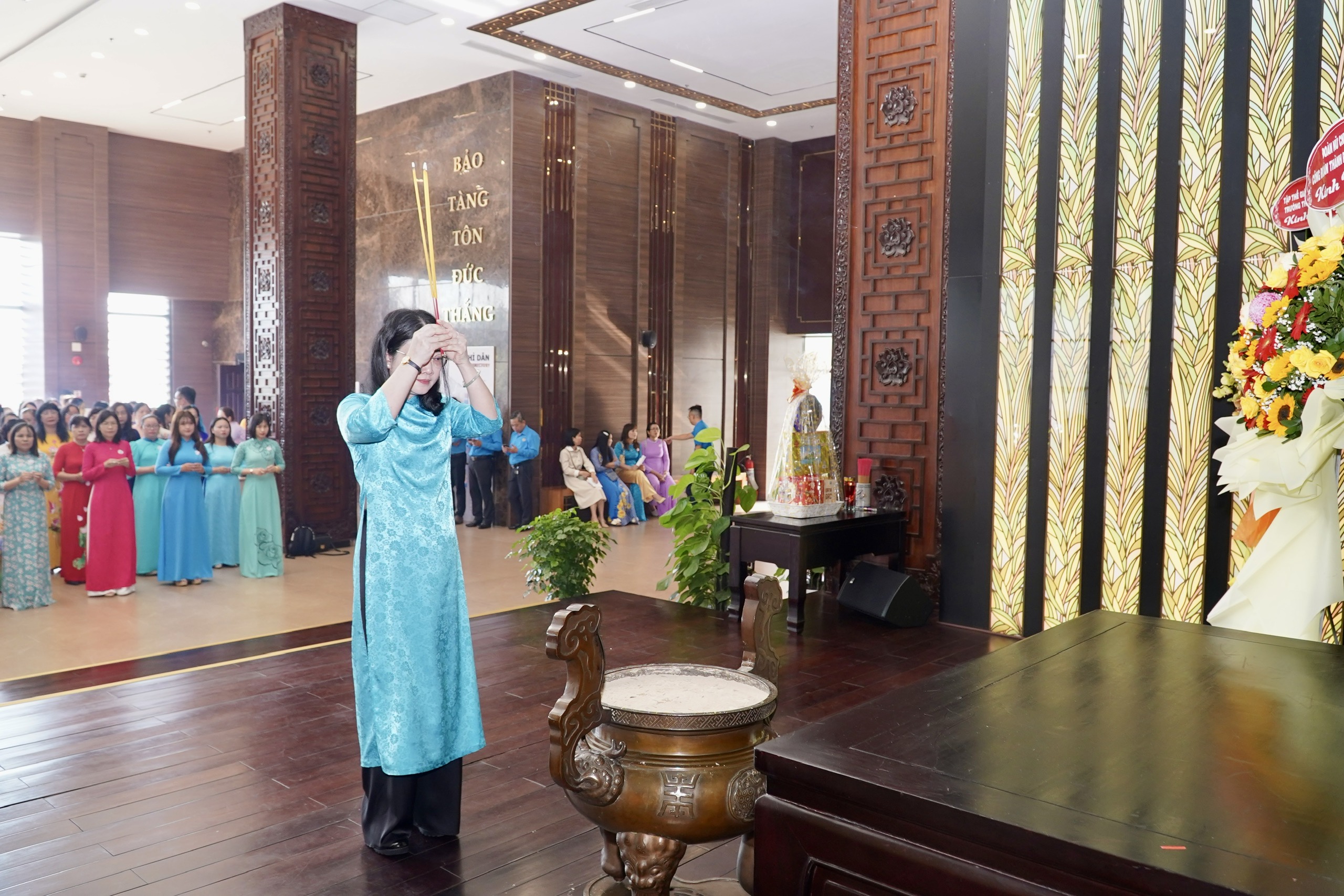 C&aacute;n bộ C&ocirc;ng đo&agrave;n, nữ CNVC-LĐ ti&ecirc;u biểu TP HCM d&acirc;ng hương tướng nhớ Chủ tịch T&ocirc;n Đức Thắng - Ảnh 2.