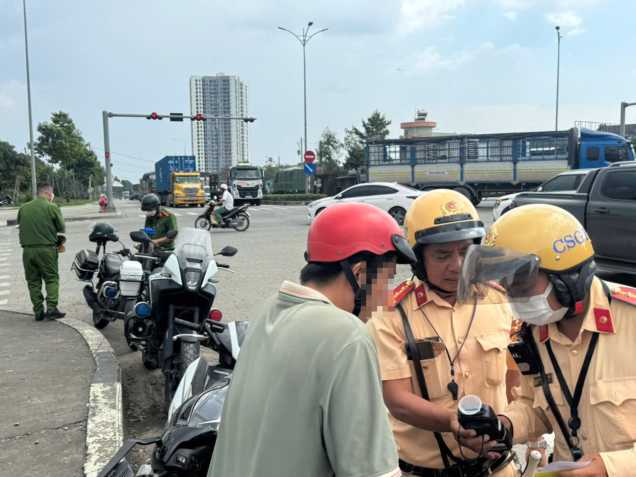 Vào buổi trưa, CSGT TP HCM vẫn phát hiện nhiều người vi phạm nồng độ cồn - Ảnh 1.