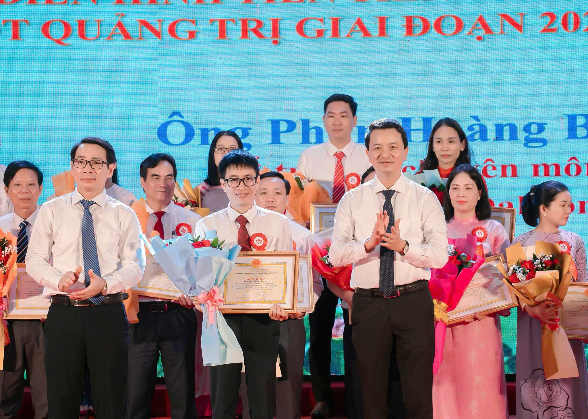Người gieo chữ nơi miền gi&oacute; - Ảnh 1.