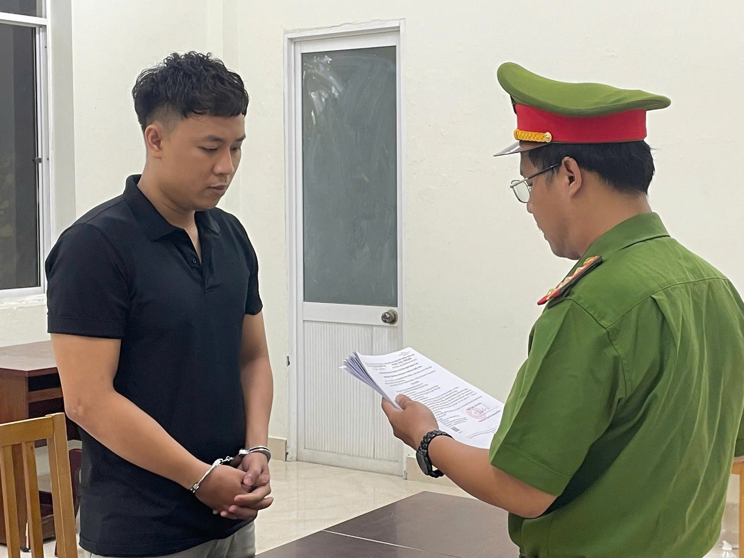 Bắt hai đối tượng hiếp dâm thiếu nữ ở Đà Nẵng, giả danh Công an - Ảnh 1.